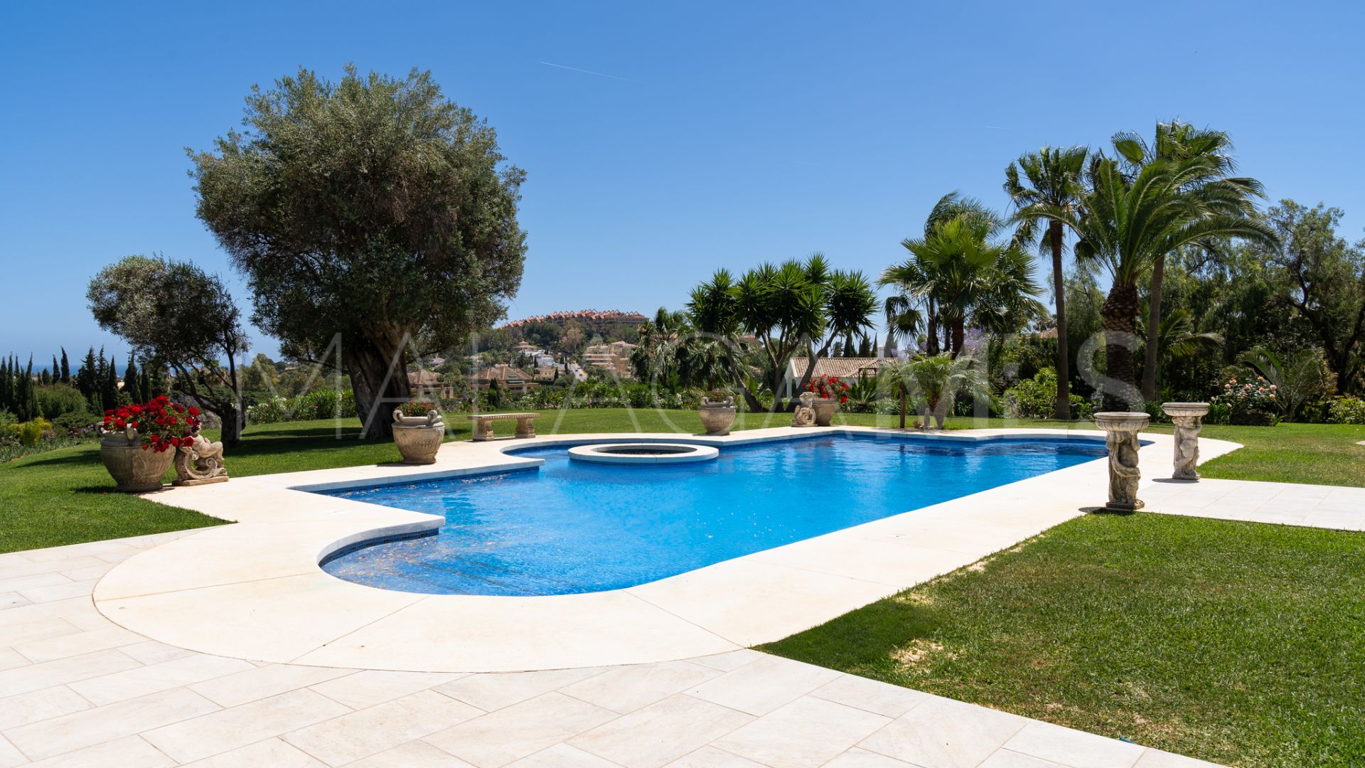 Se vende villa in Nueva Andalucia with 7 bedrooms