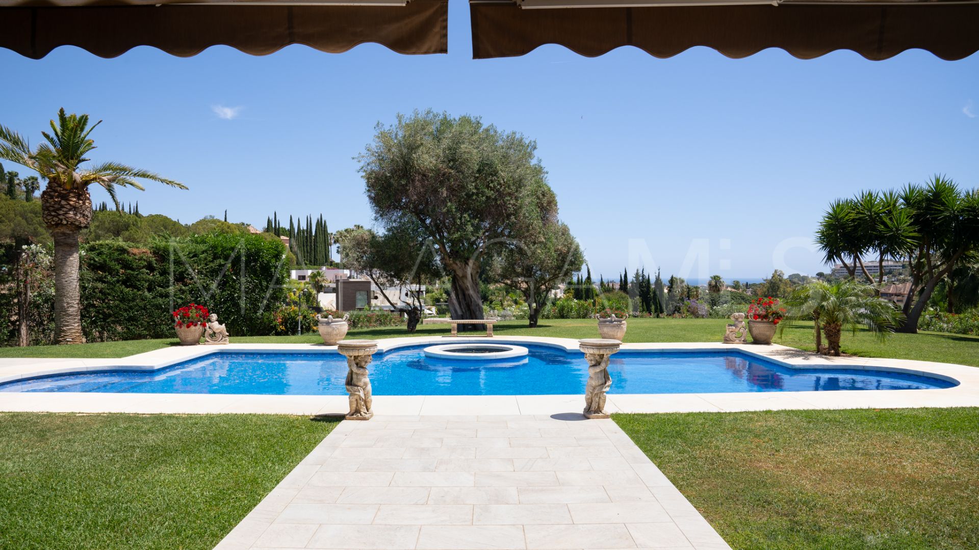 Se vende villa in Nueva Andalucia with 7 bedrooms