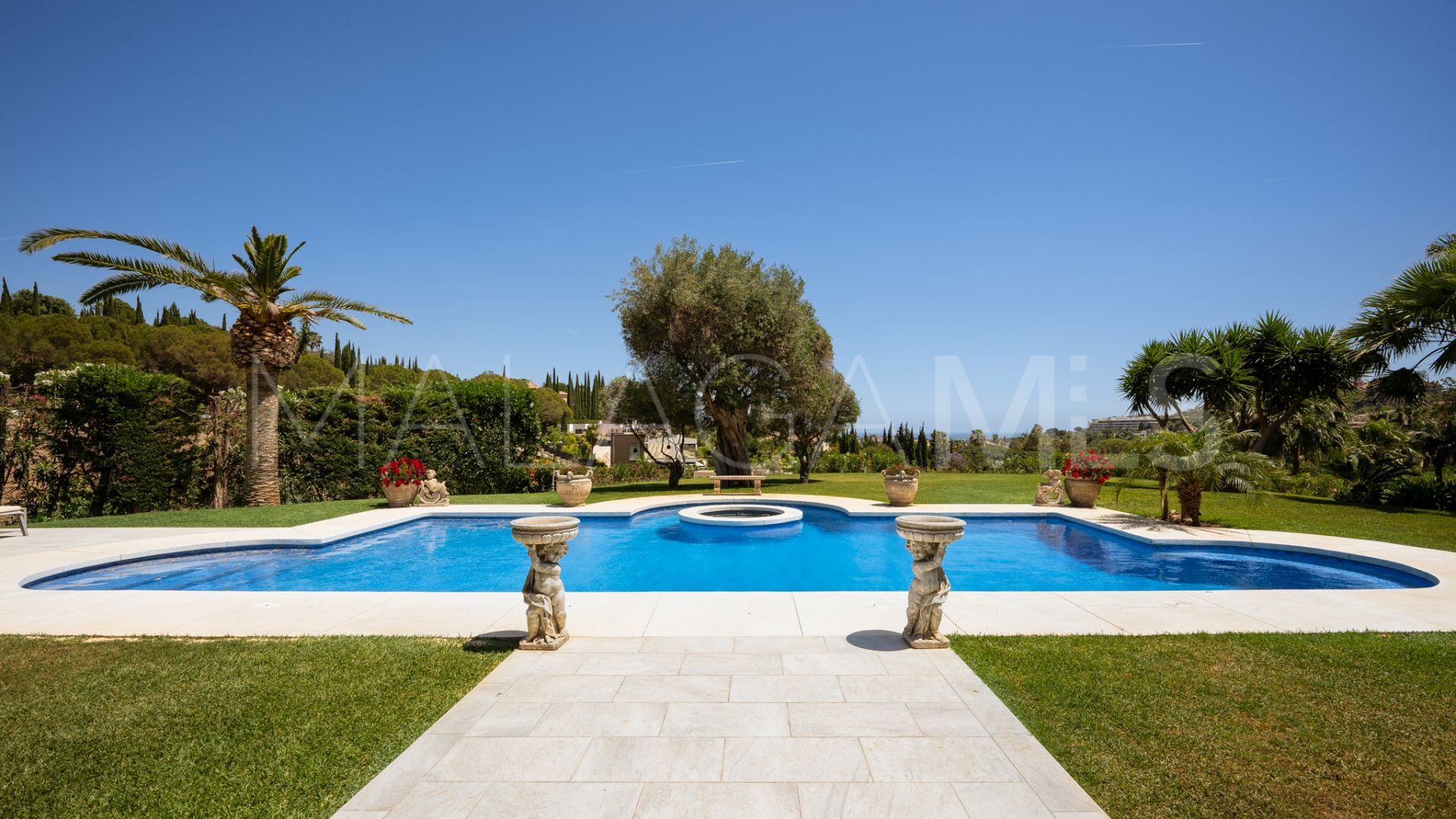 Se vende villa in Nueva Andalucia with 7 bedrooms