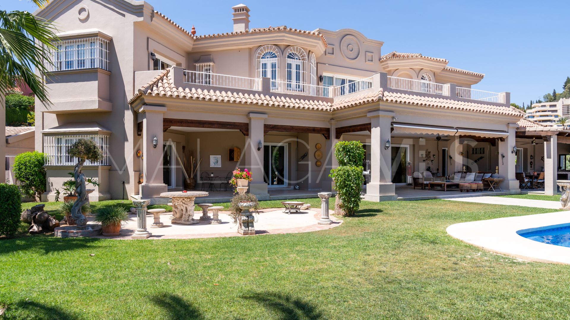 Se vende villa in Nueva Andalucia with 7 bedrooms