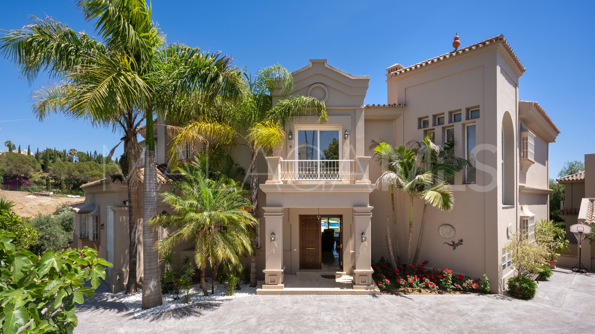 Se vende villa in Nueva Andalucia with 7 bedrooms