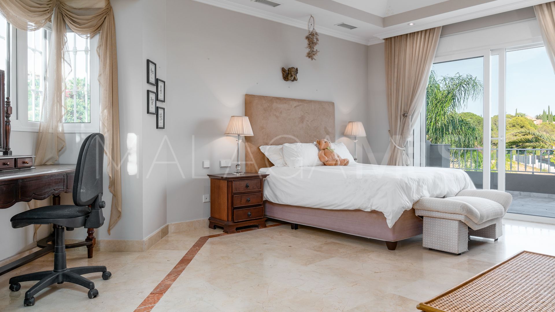 Se vende villa in Nueva Andalucia with 7 bedrooms