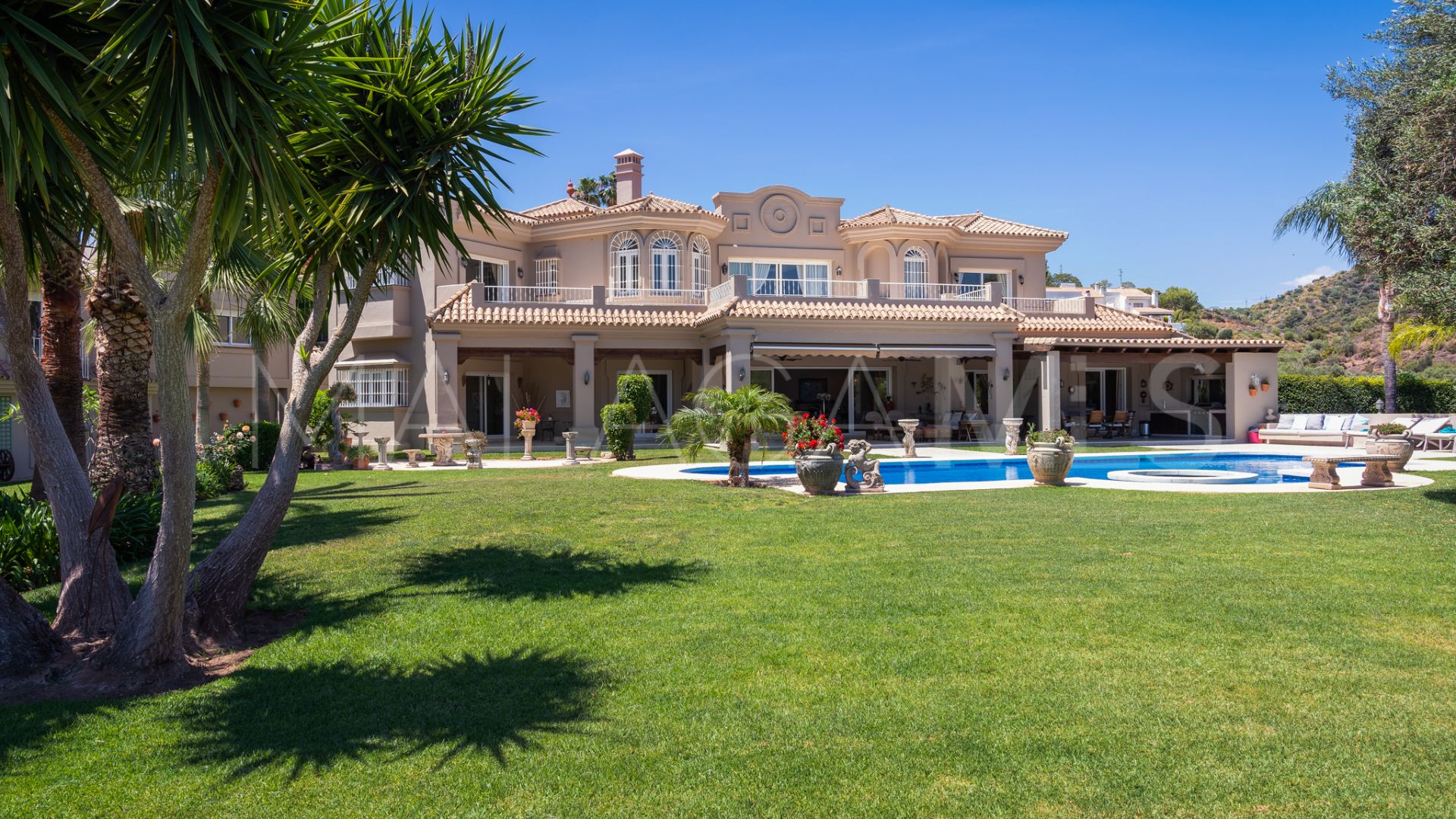 Se vende villa in Nueva Andalucia with 7 bedrooms