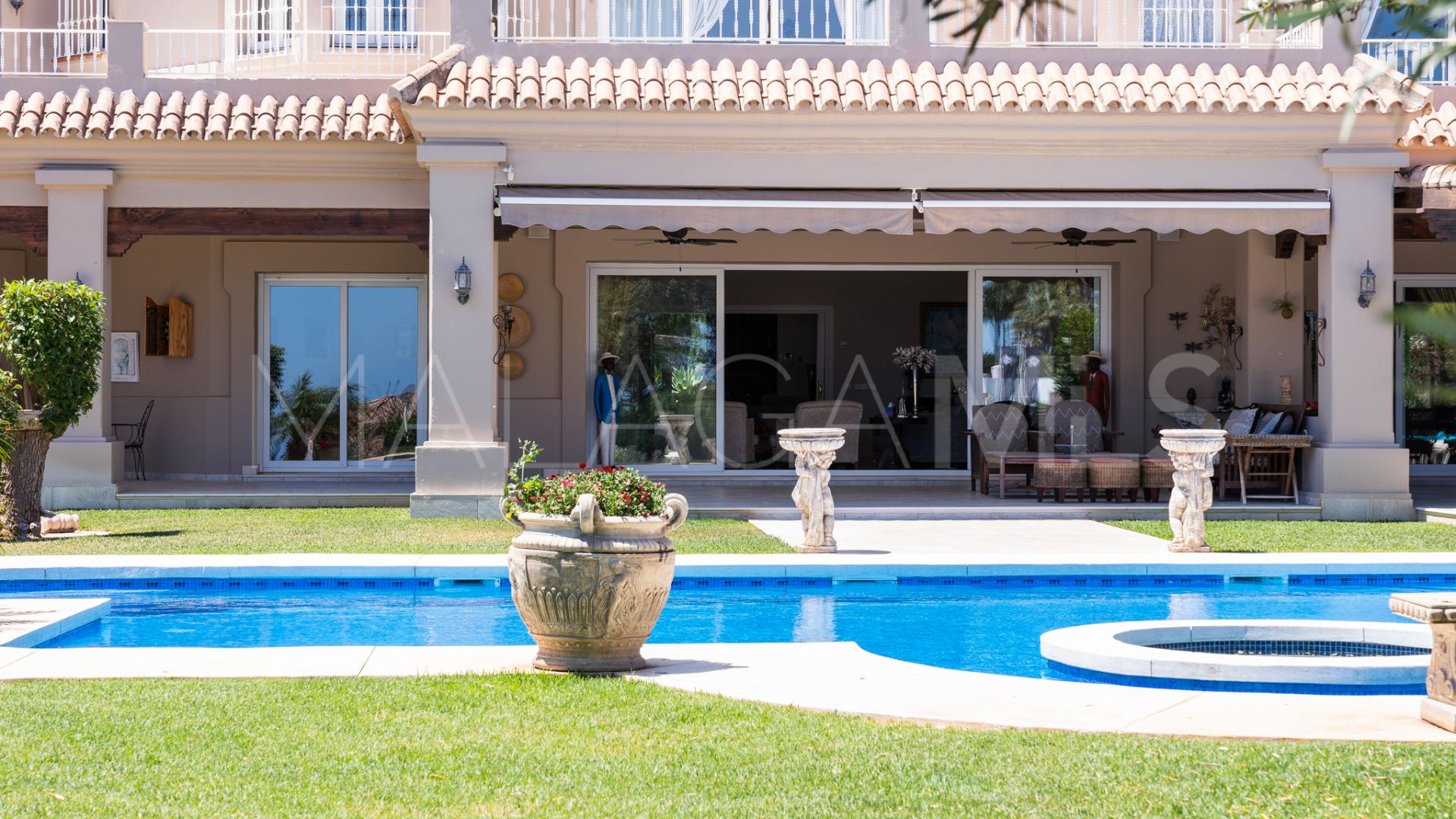 Se vende villa in Nueva Andalucia with 7 bedrooms