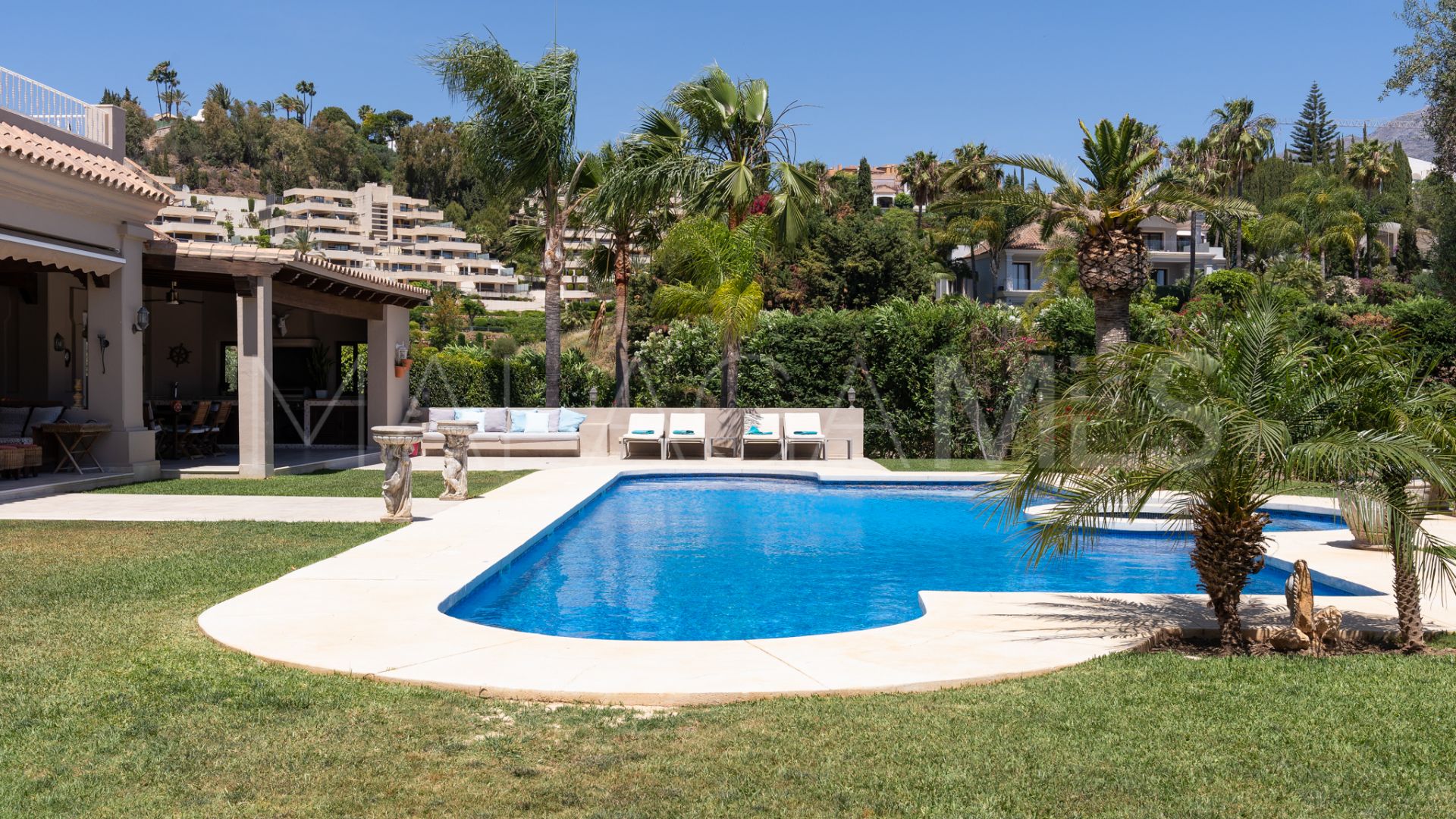 Se vende villa in Nueva Andalucia with 7 bedrooms