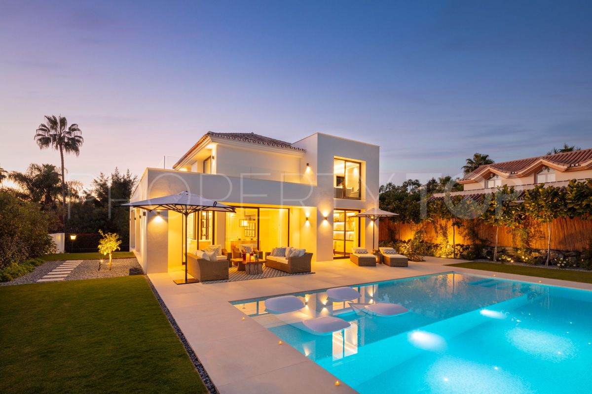 Villa en venta con 4 dormitorios en Nueva Andalucia
