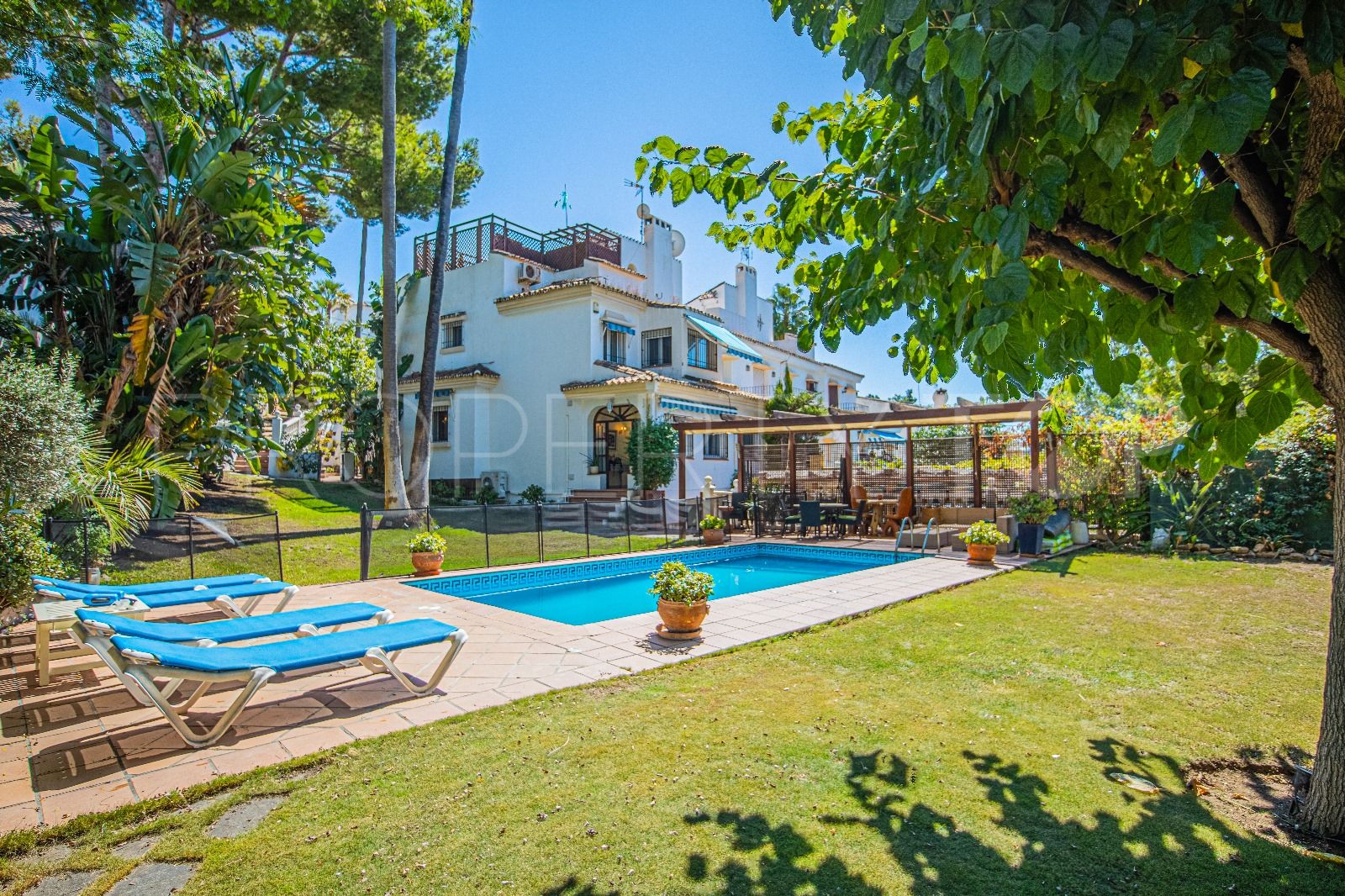 Se vende villa pareada en Nueva Andalucia de 5 dormitorios