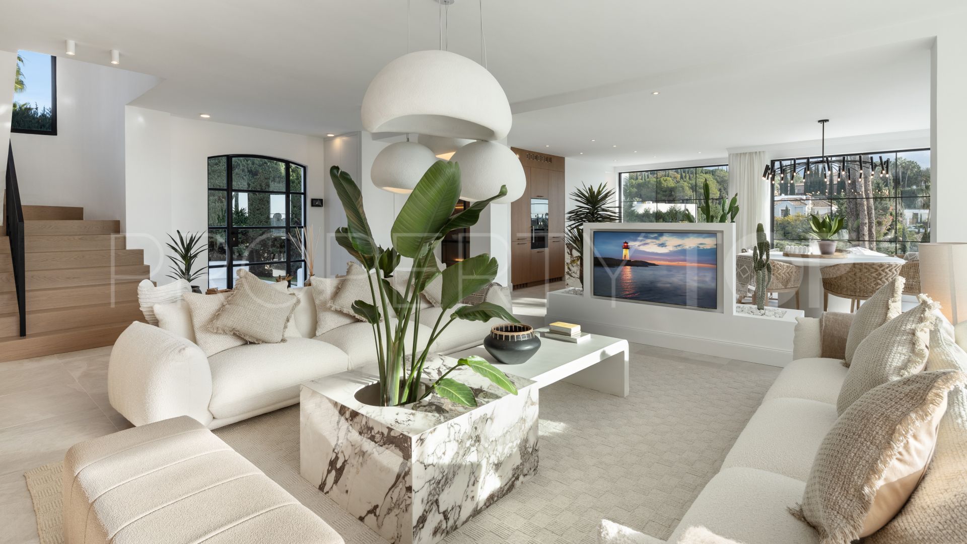 Buy villa with 4 bedrooms in Nueva Andalucia