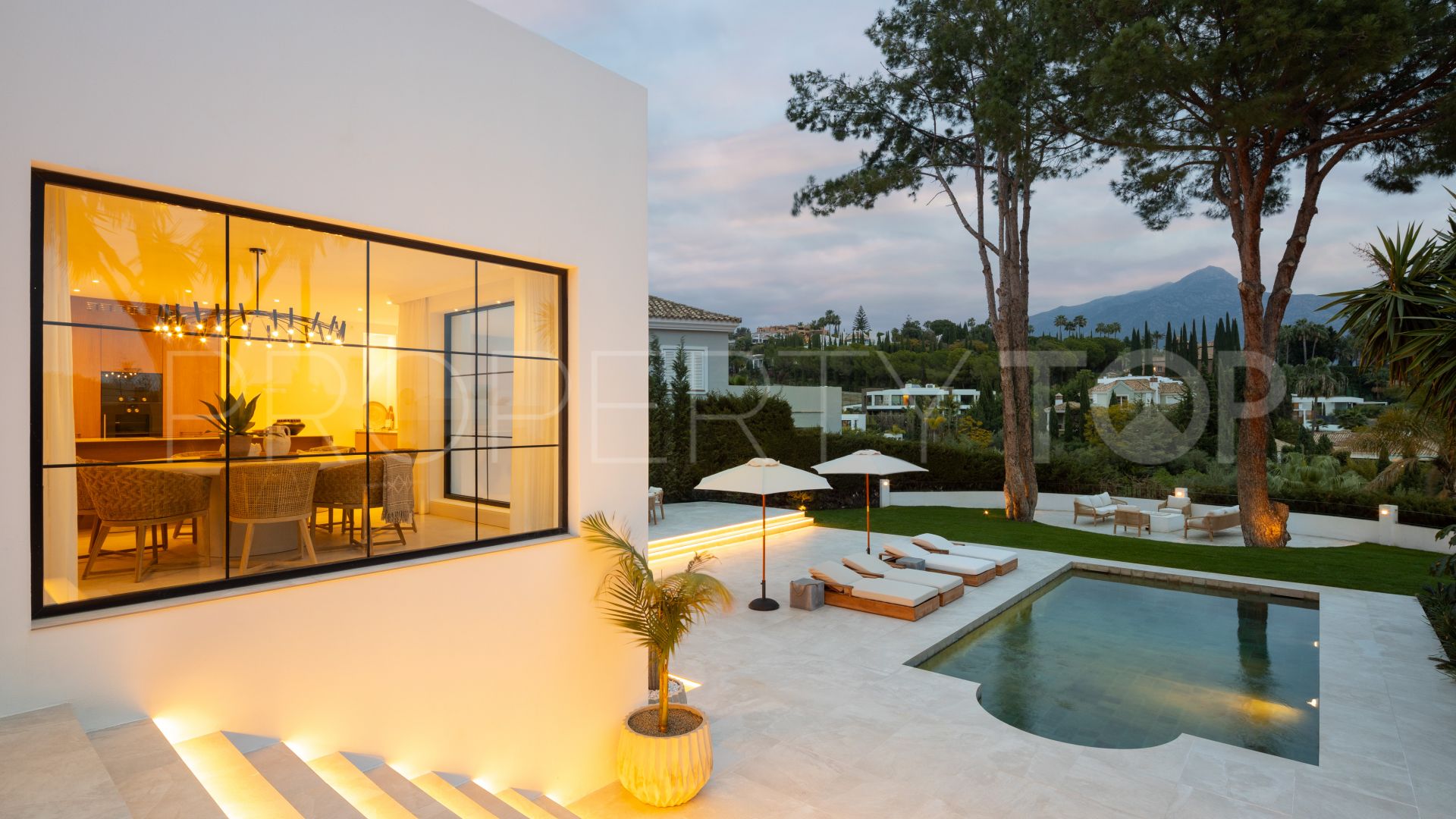 Buy villa with 4 bedrooms in Nueva Andalucia