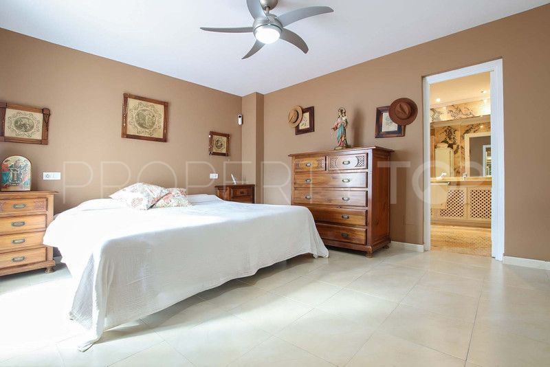 Se vende apartamento planta baja en Nueva Andalucia con 3 dormitorios