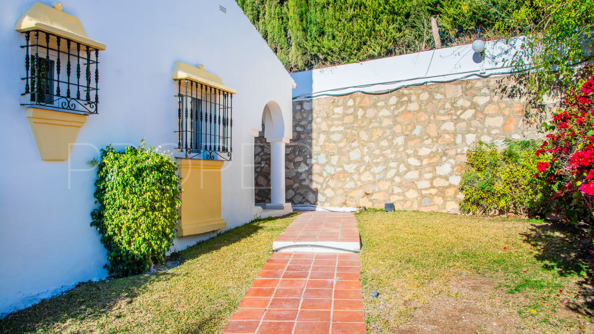 Semi detached villa for sale in Altos de Calahonda