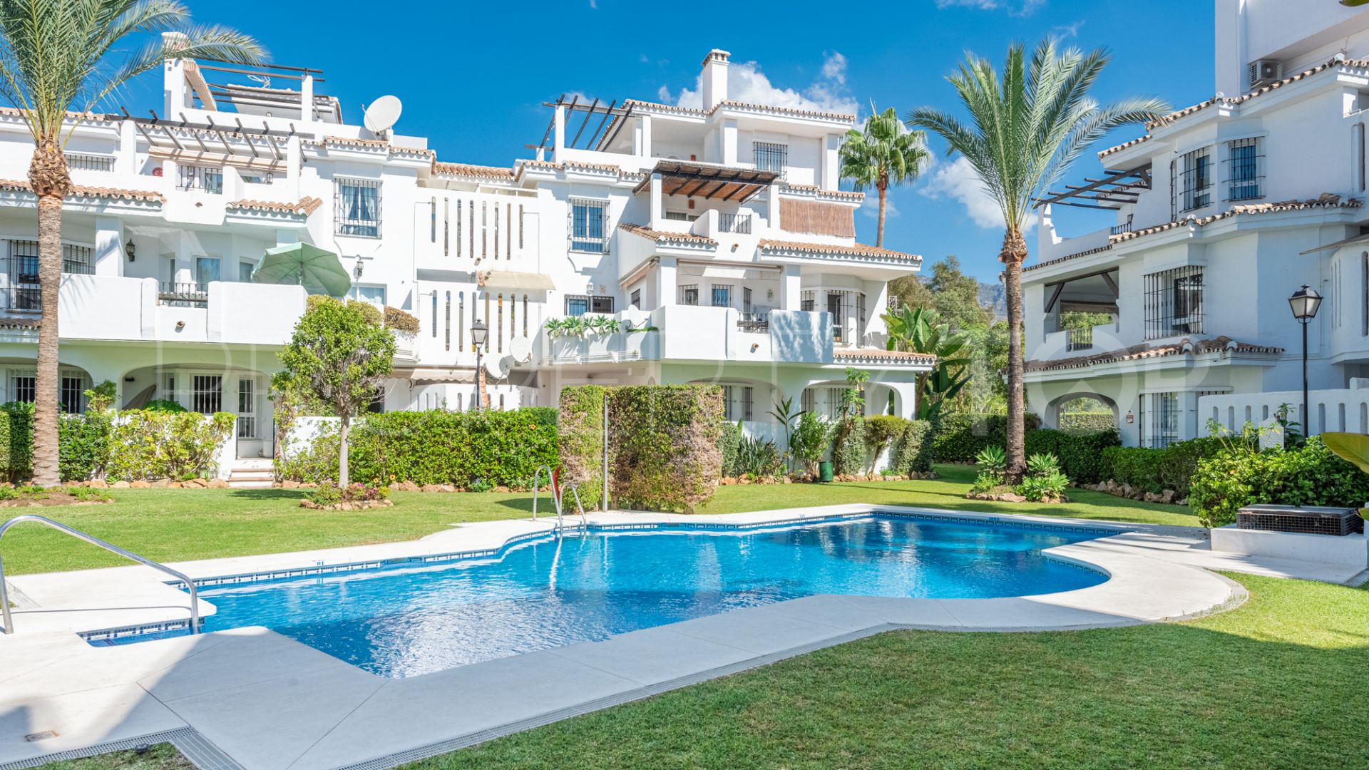 Duplex Penthouse in Los Naranjos de Marbella 2BR, 2BA, 117m², €439k