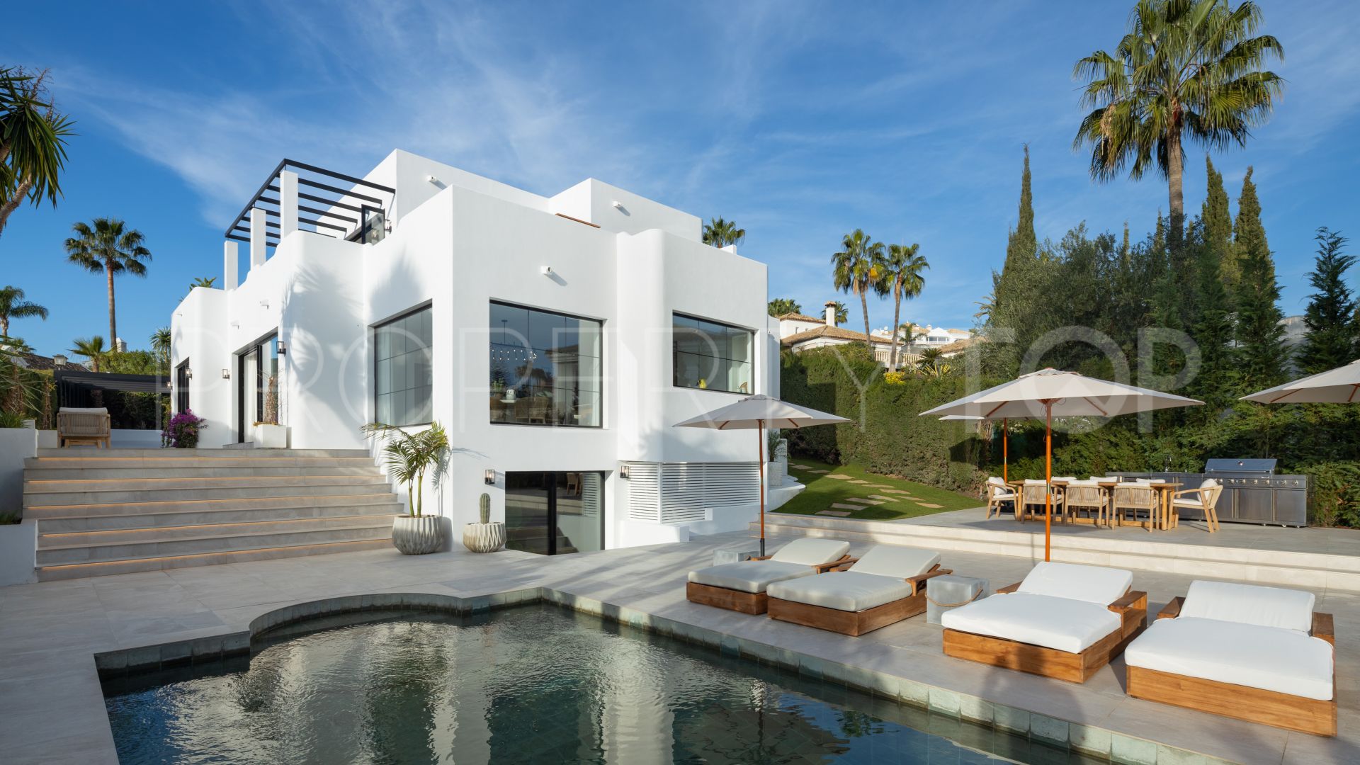 Buy villa with 4 bedrooms in Los Naranjos