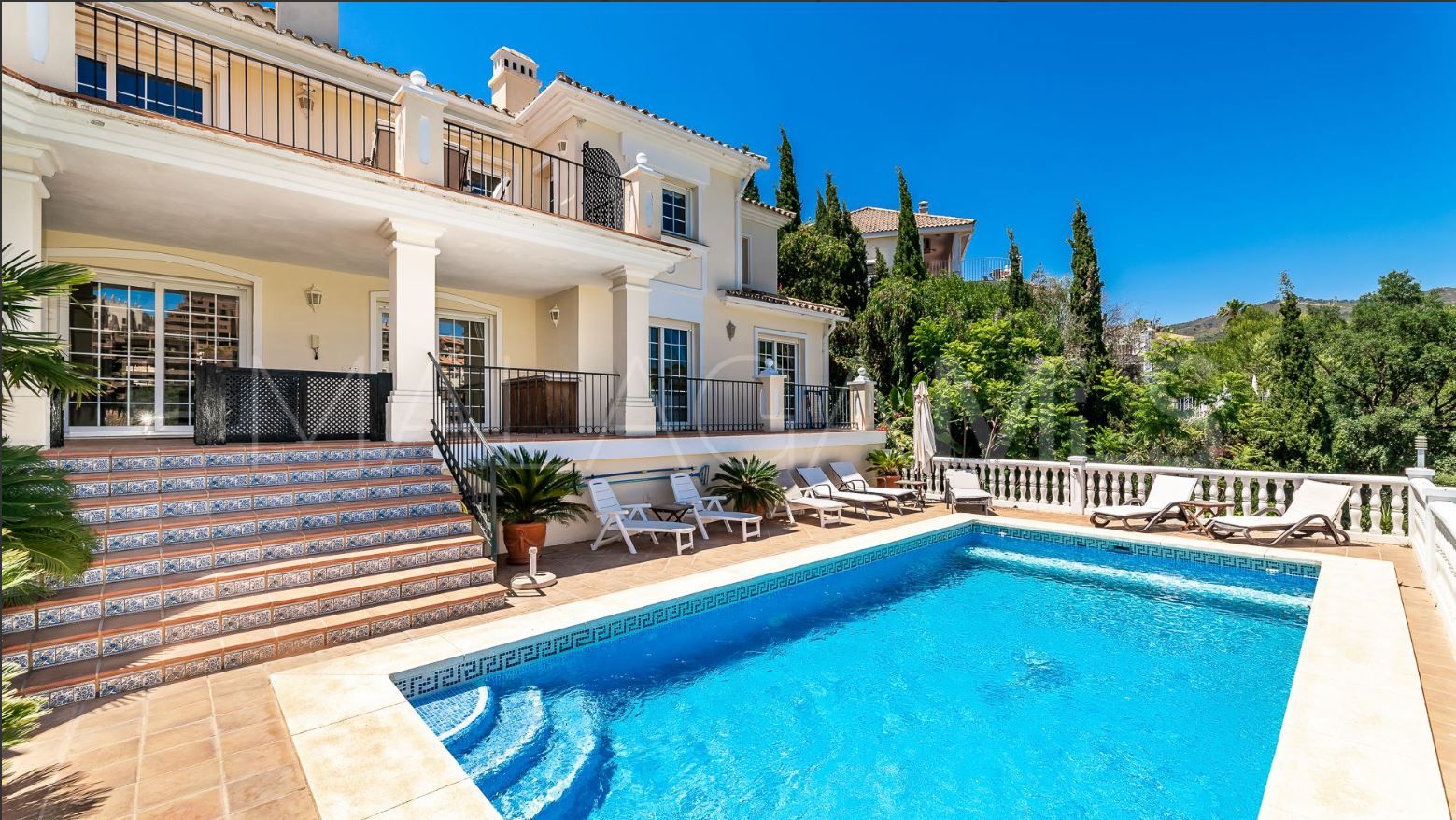 Villa for sale in Elviria