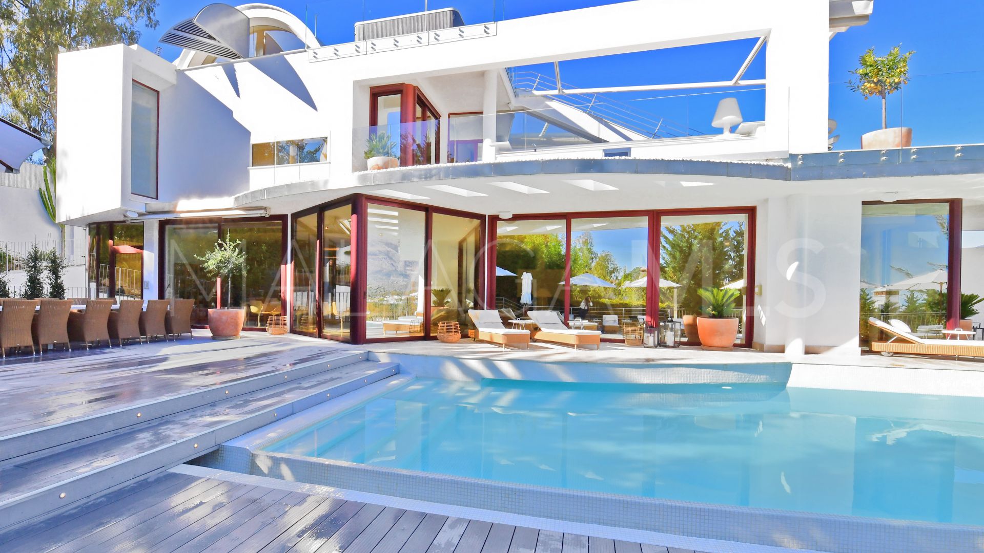 Villa for sale with 7 bedrooms in Nueva Andalucia