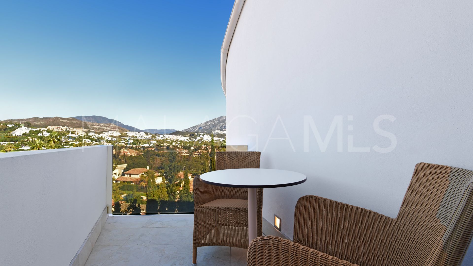 Villa for sale in Nueva Andalucia