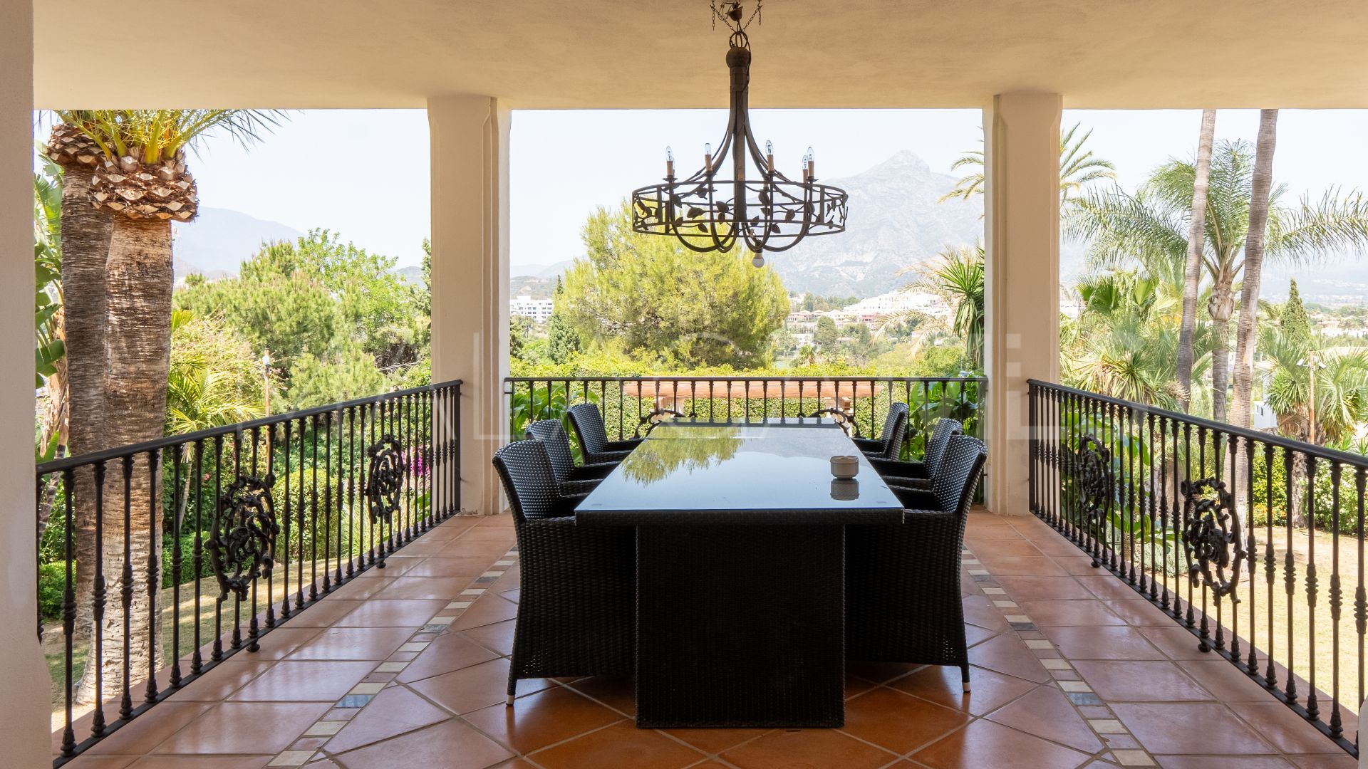 Villa for sale in Nueva Andalucia