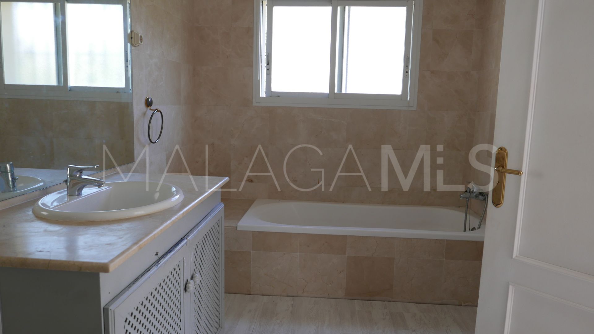 Villa for sale in Los Naranjos Hills