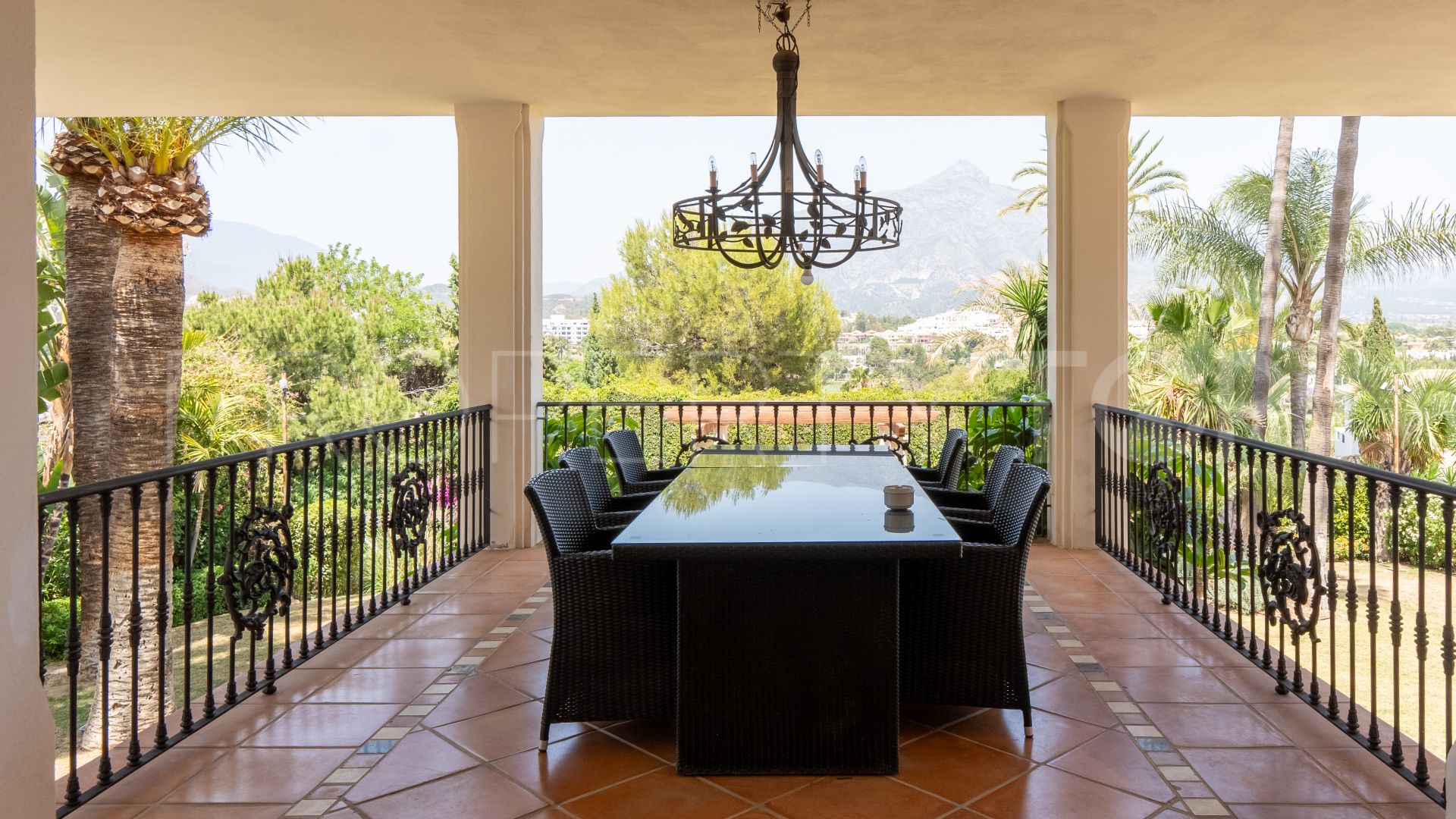 Nueva Andalucia 6 bedrooms villa for sale