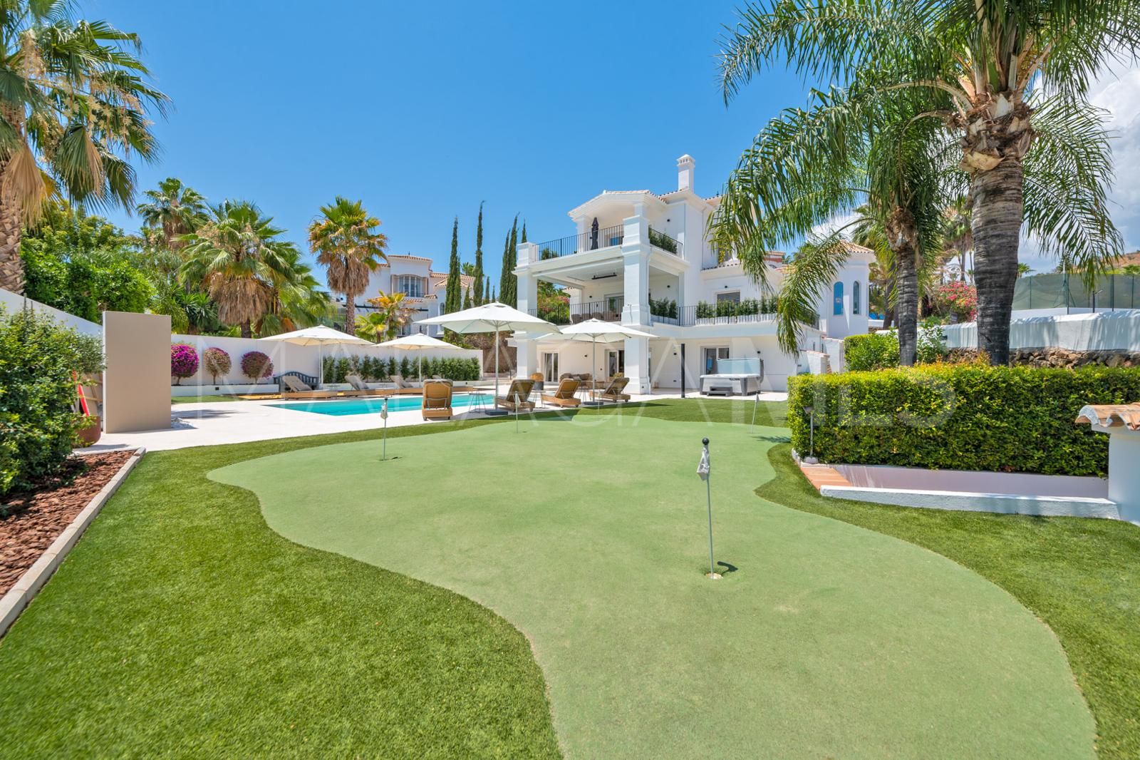 Villa for sale in Nueva Andalucia