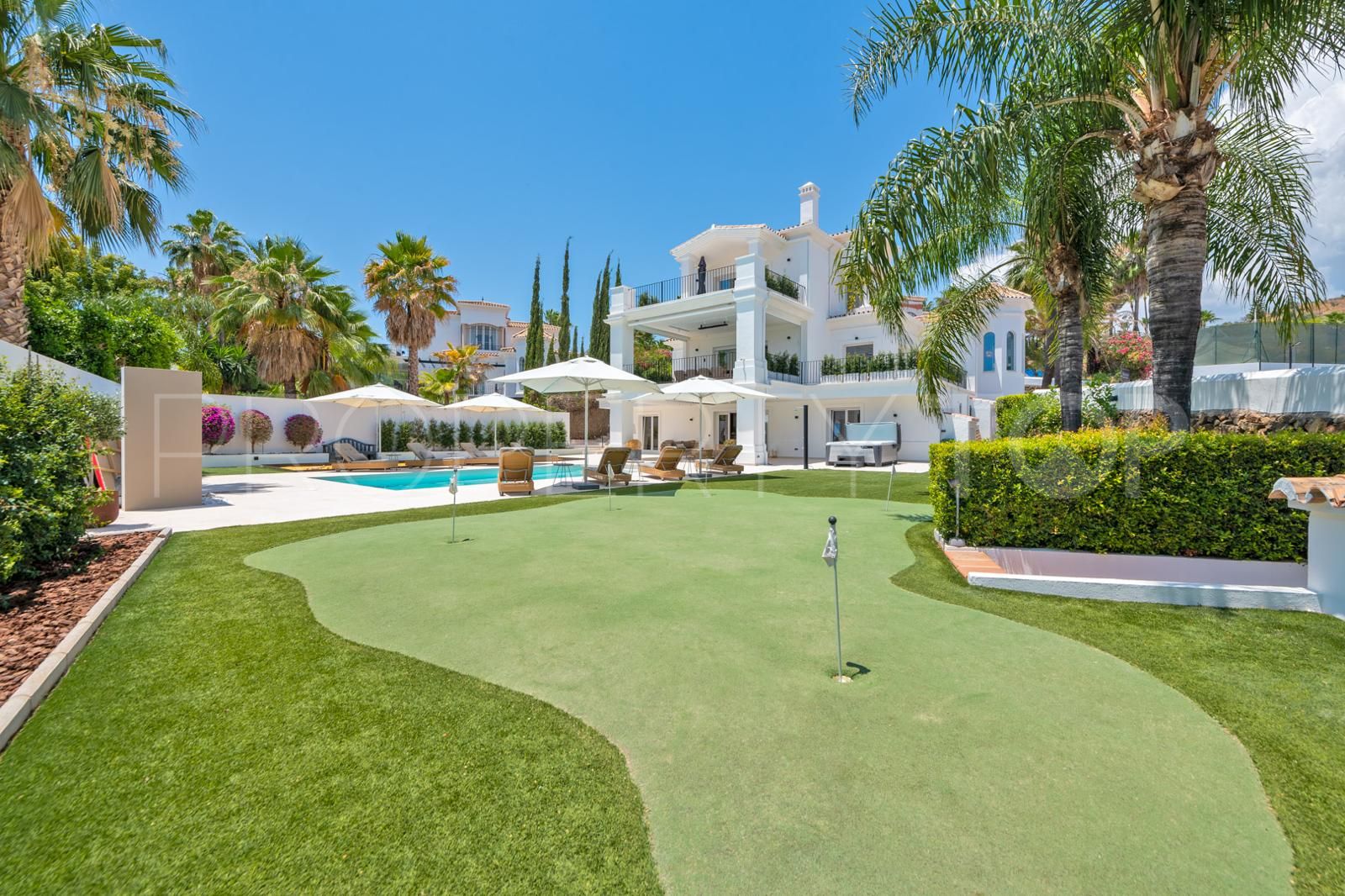 Villa de 4 dormitorios a la venta en Nueva Andalucia