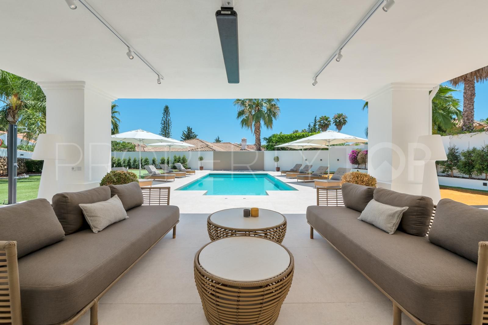 Villa de 4 dormitorios a la venta en Nueva Andalucia