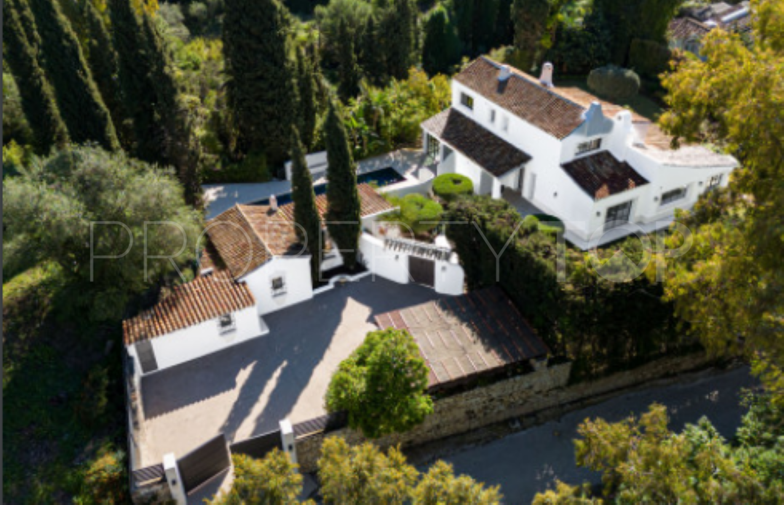 Villa for sale in Benahavis Hills Country Club with 5 bedrooms