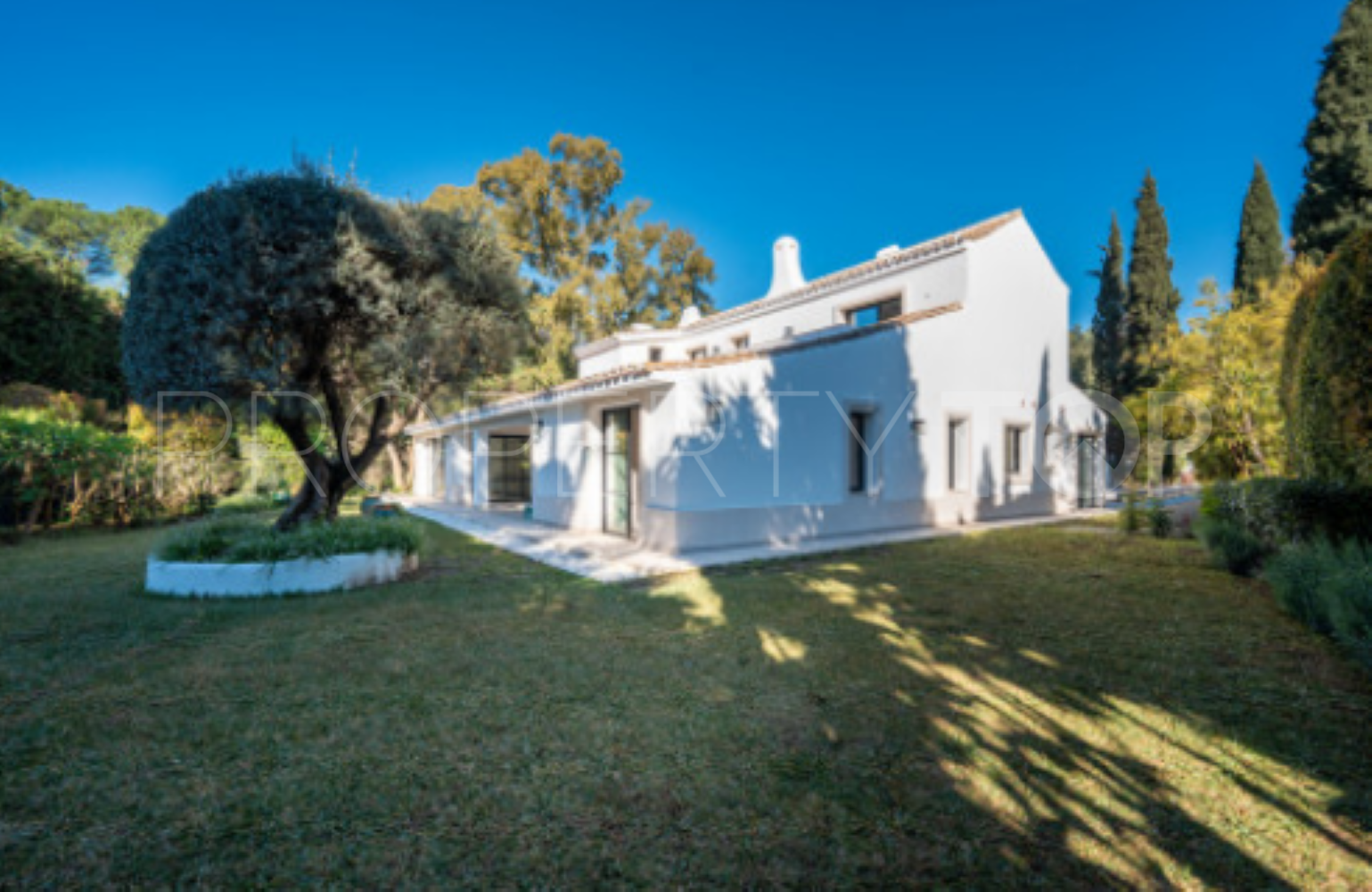 Villa for sale in Benahavis Hills Country Club with 5 bedrooms