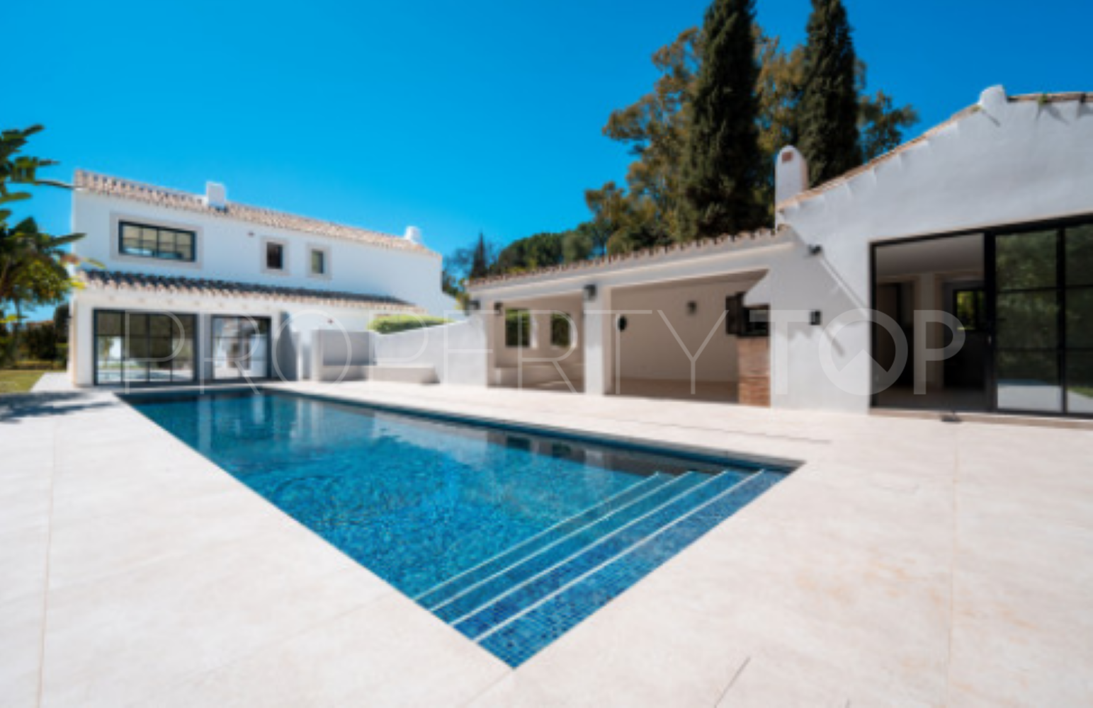 Villa for sale in Benahavis Hills Country Club with 5 bedrooms