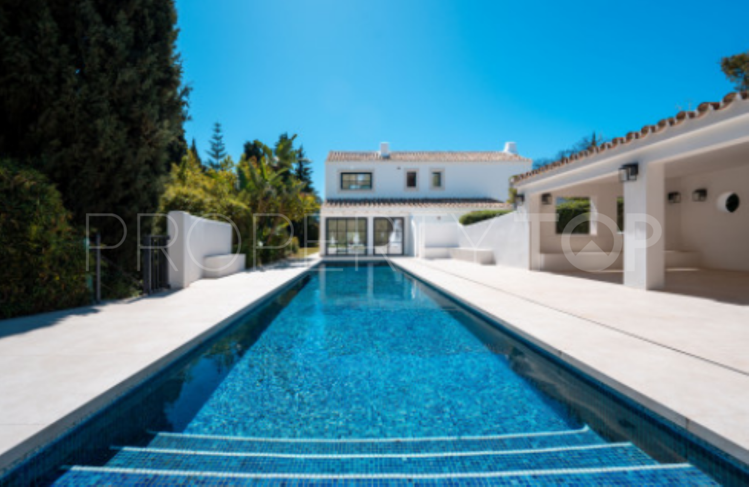 Villa for sale in Benahavis Hills Country Club with 5 bedrooms