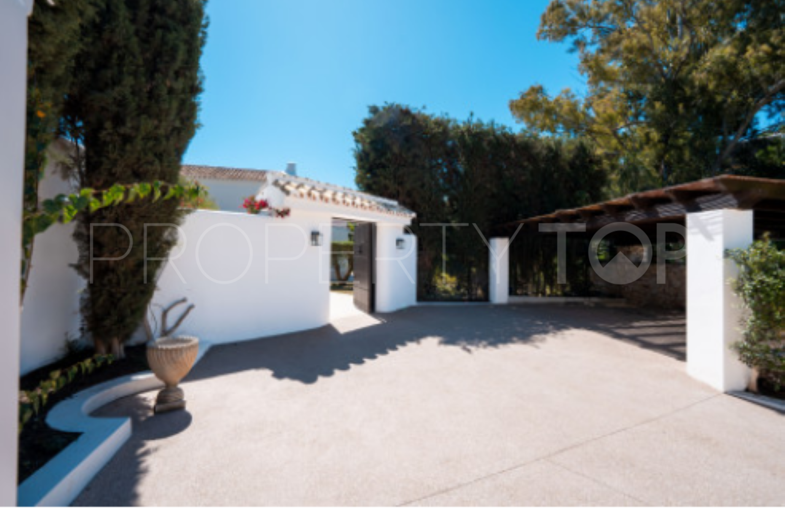 Villa for sale in Benahavis Hills Country Club with 5 bedrooms