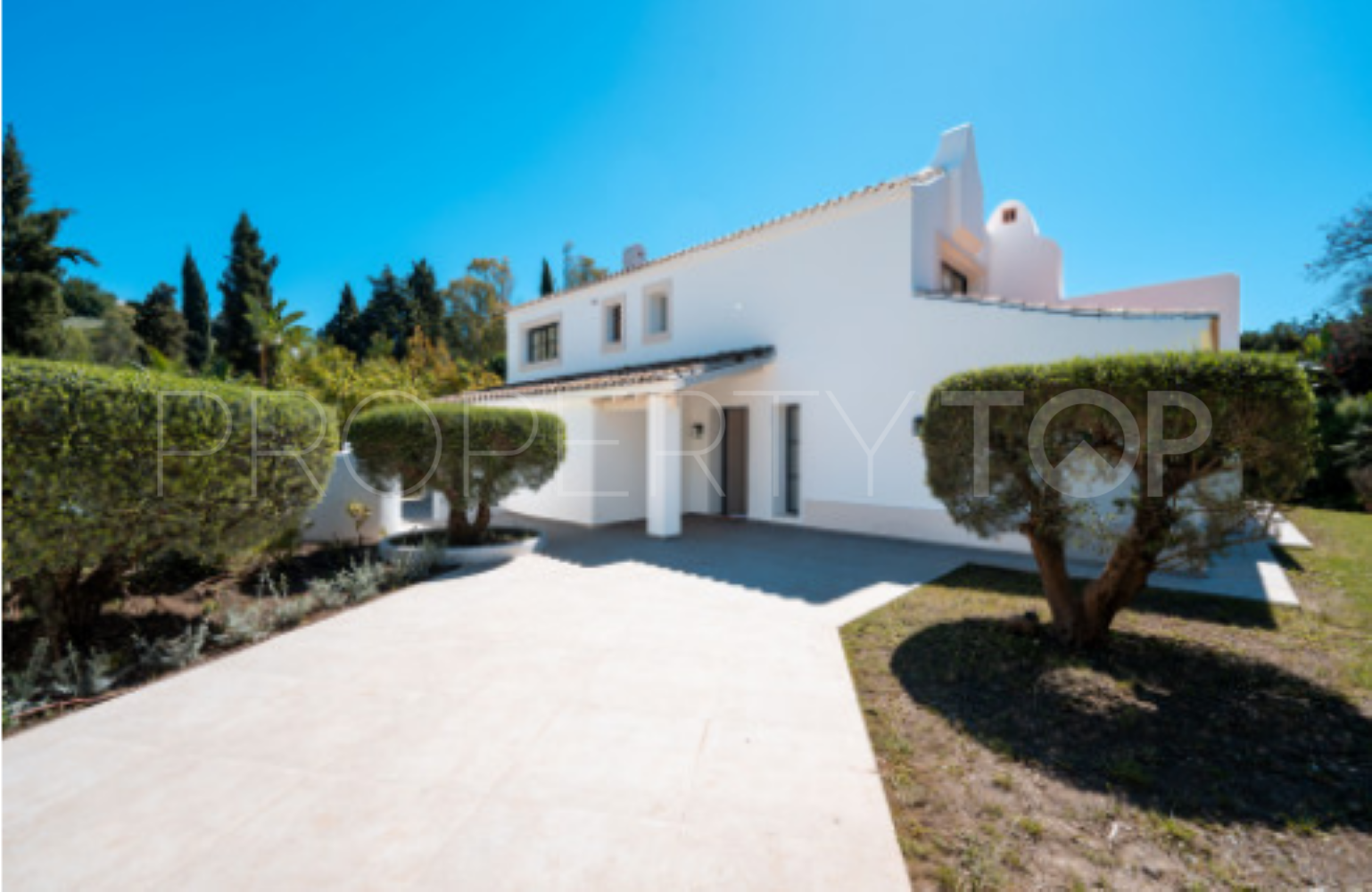 Villa for sale in Benahavis Hills Country Club with 5 bedrooms