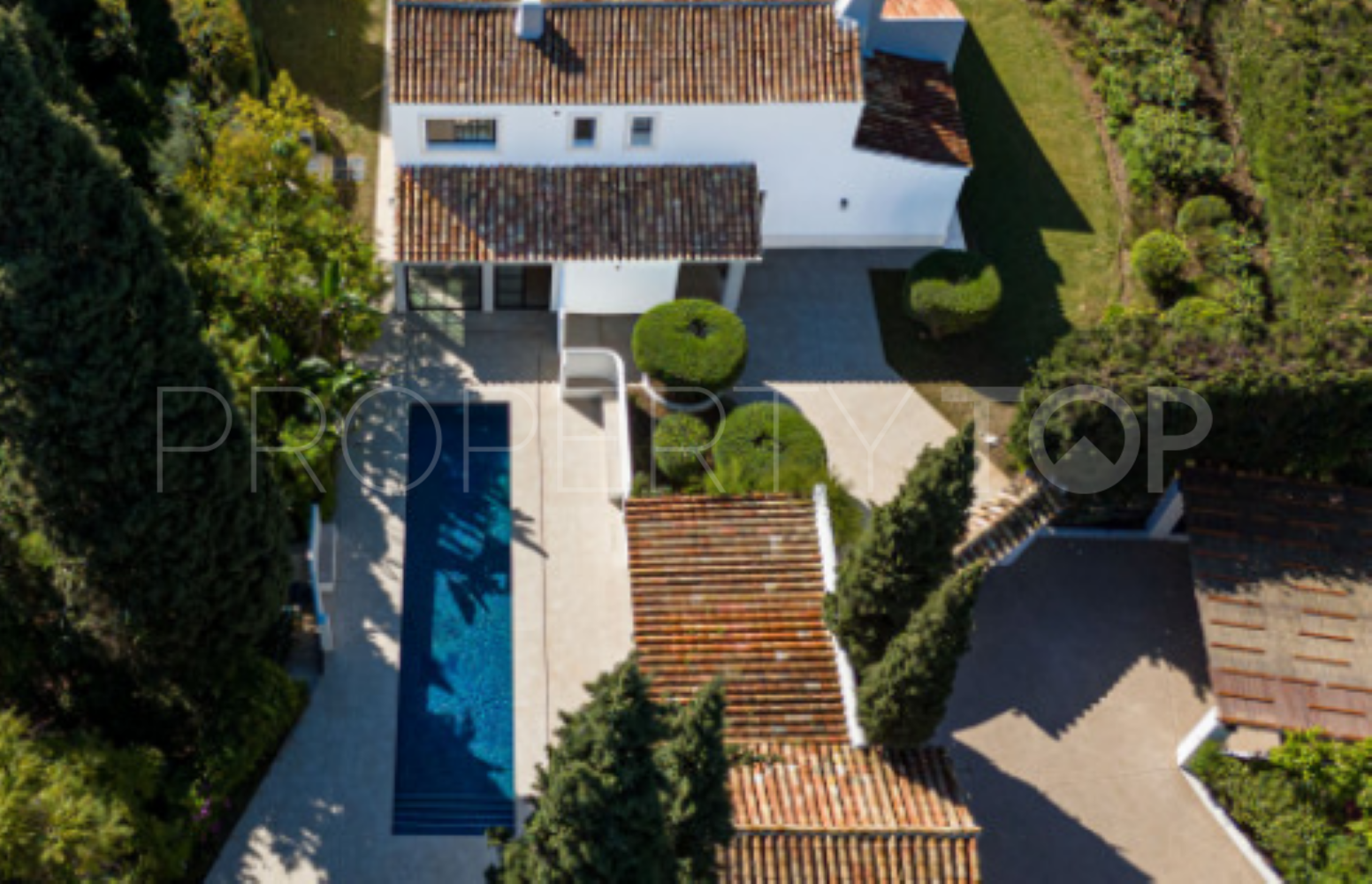 Villa for sale in Benahavis Hills Country Club with 5 bedrooms