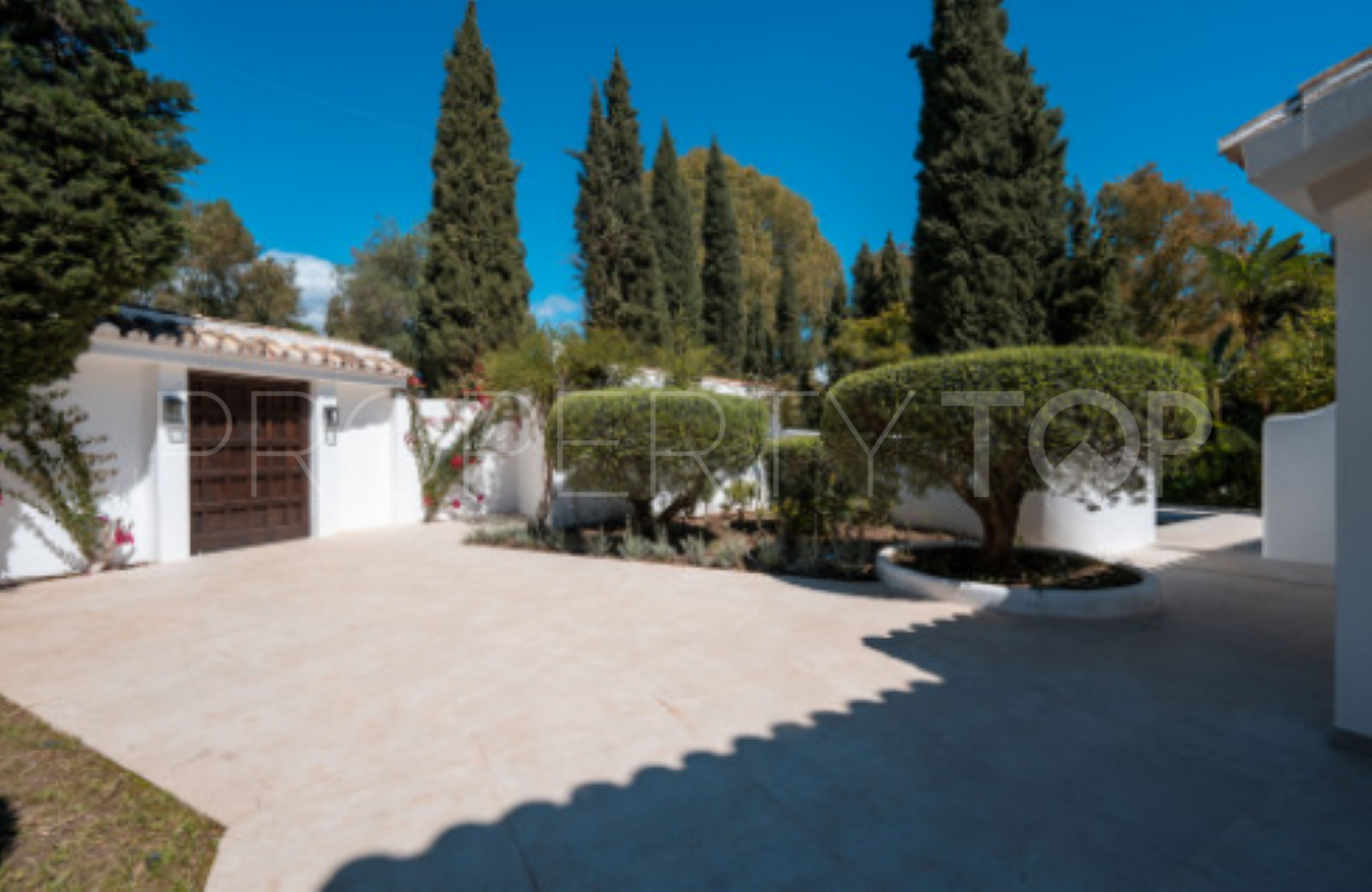 Villa for sale in Benahavis Hills Country Club with 5 bedrooms