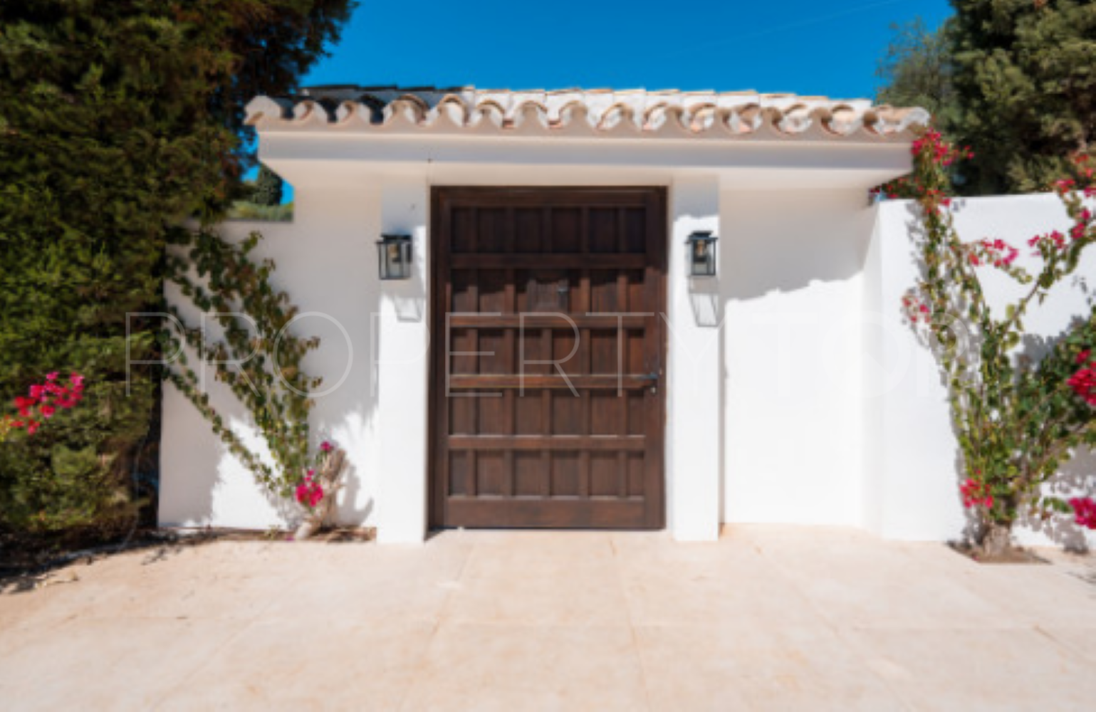 Villa for sale in Benahavis Hills Country Club with 5 bedrooms