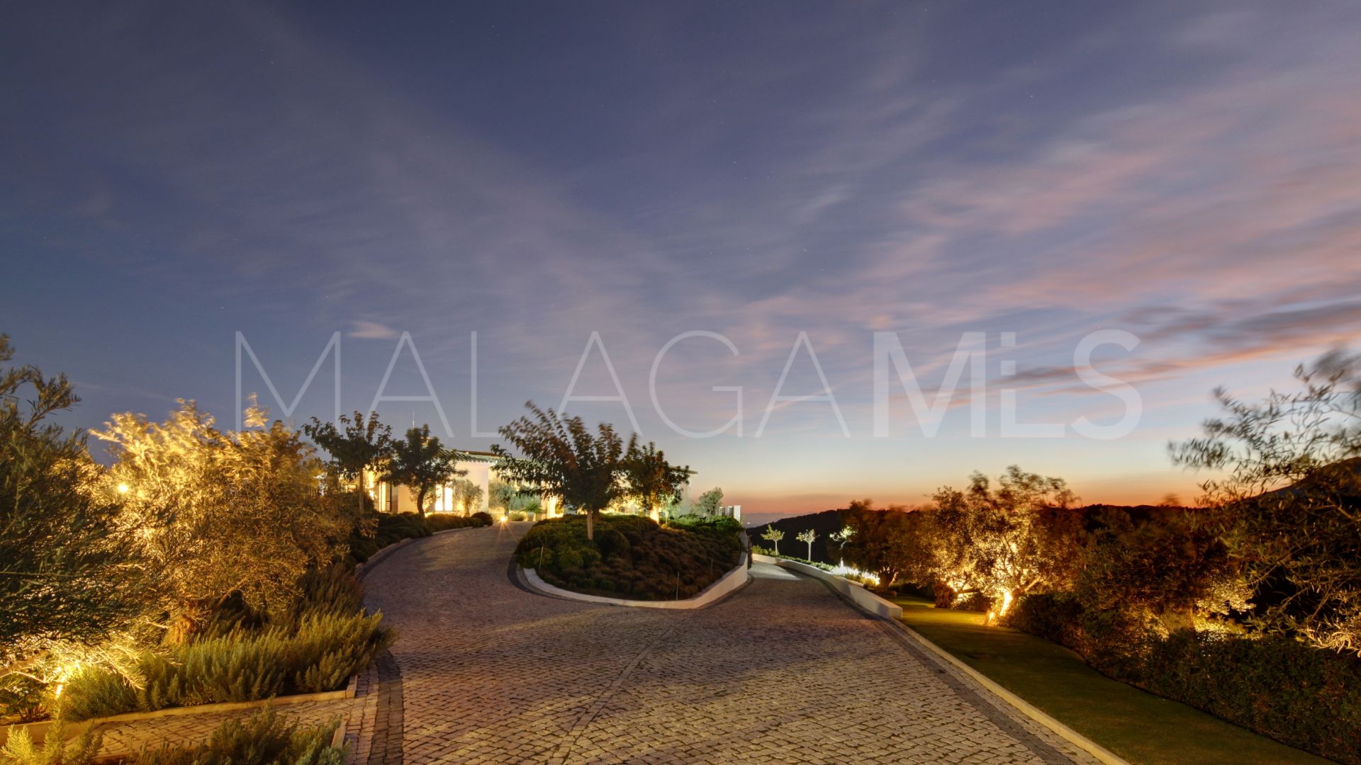 Buy Benahavis villa with 5 bedrooms