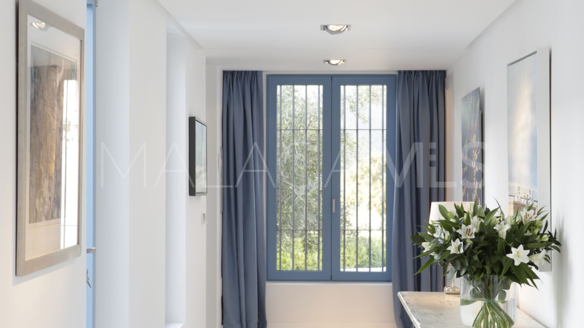 Buy Benahavis villa with 5 bedrooms