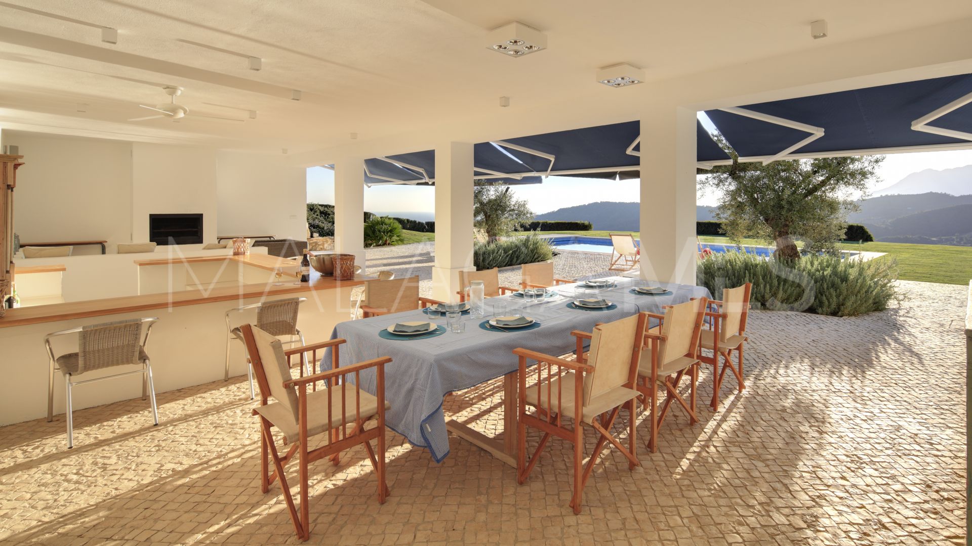 Buy Benahavis villa with 5 bedrooms