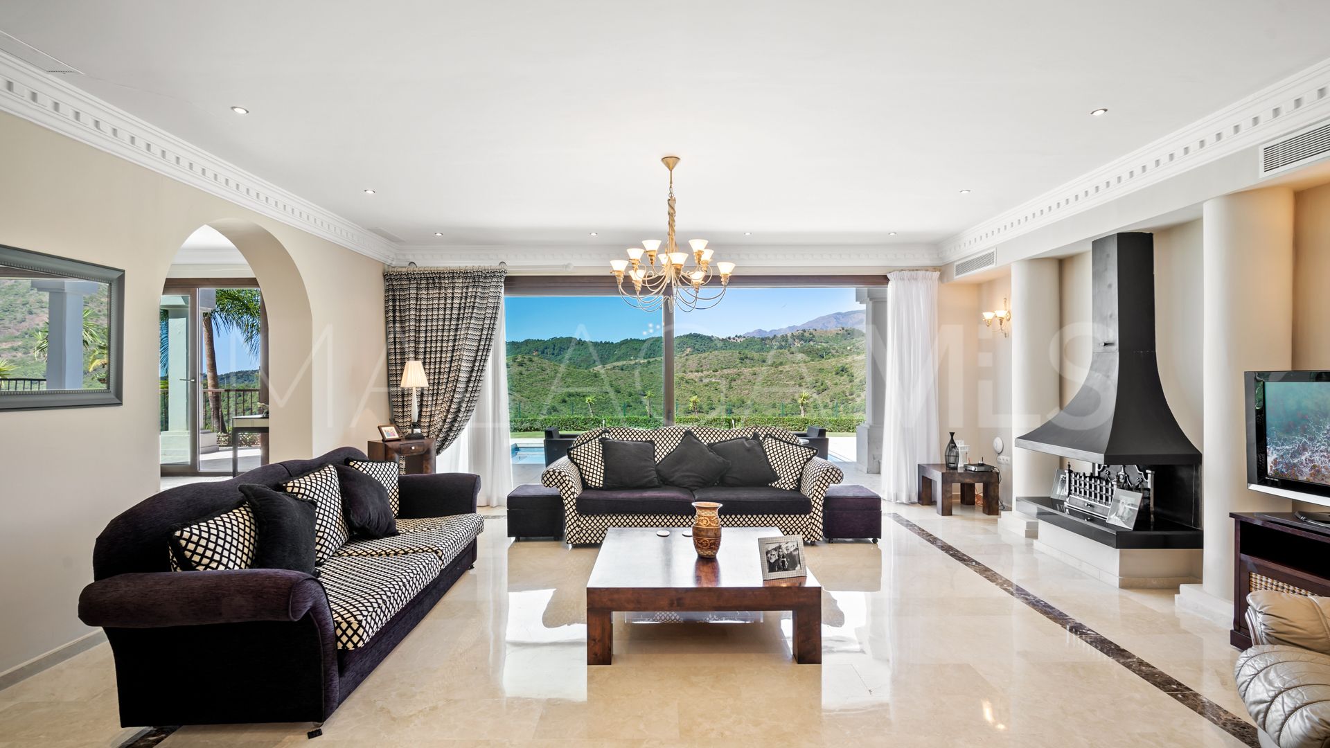 Villa for sale in Benahavis