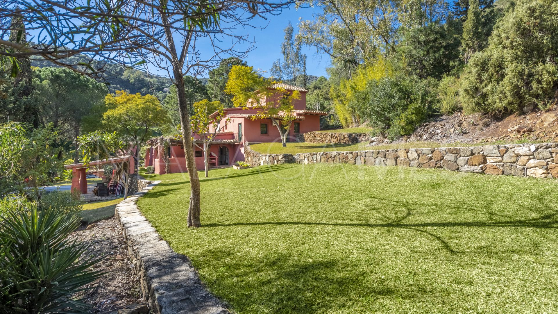 Villa for sale in Benahavis