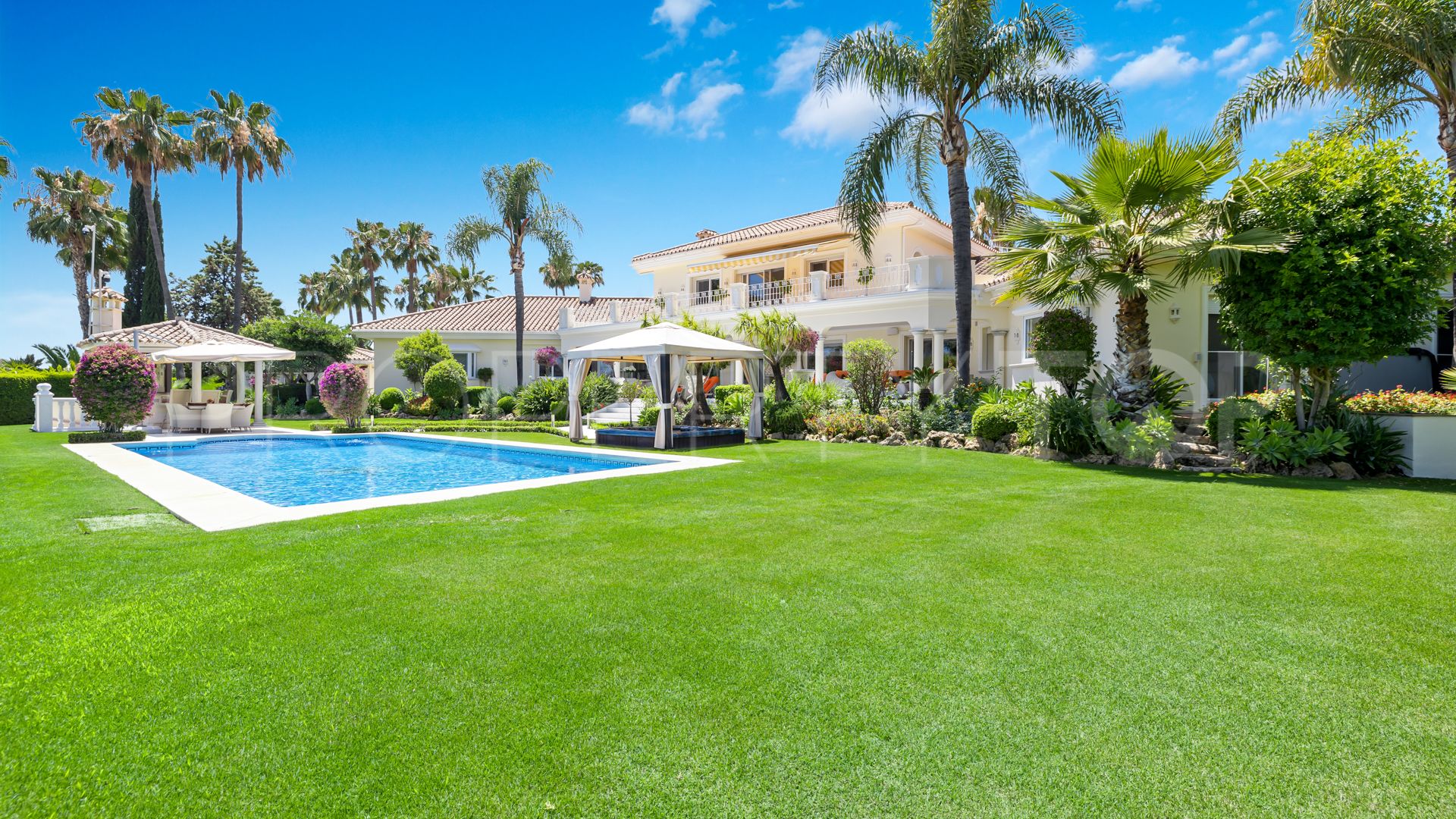 Villa with 6 bedrooms for sale in Nueva Andalucia