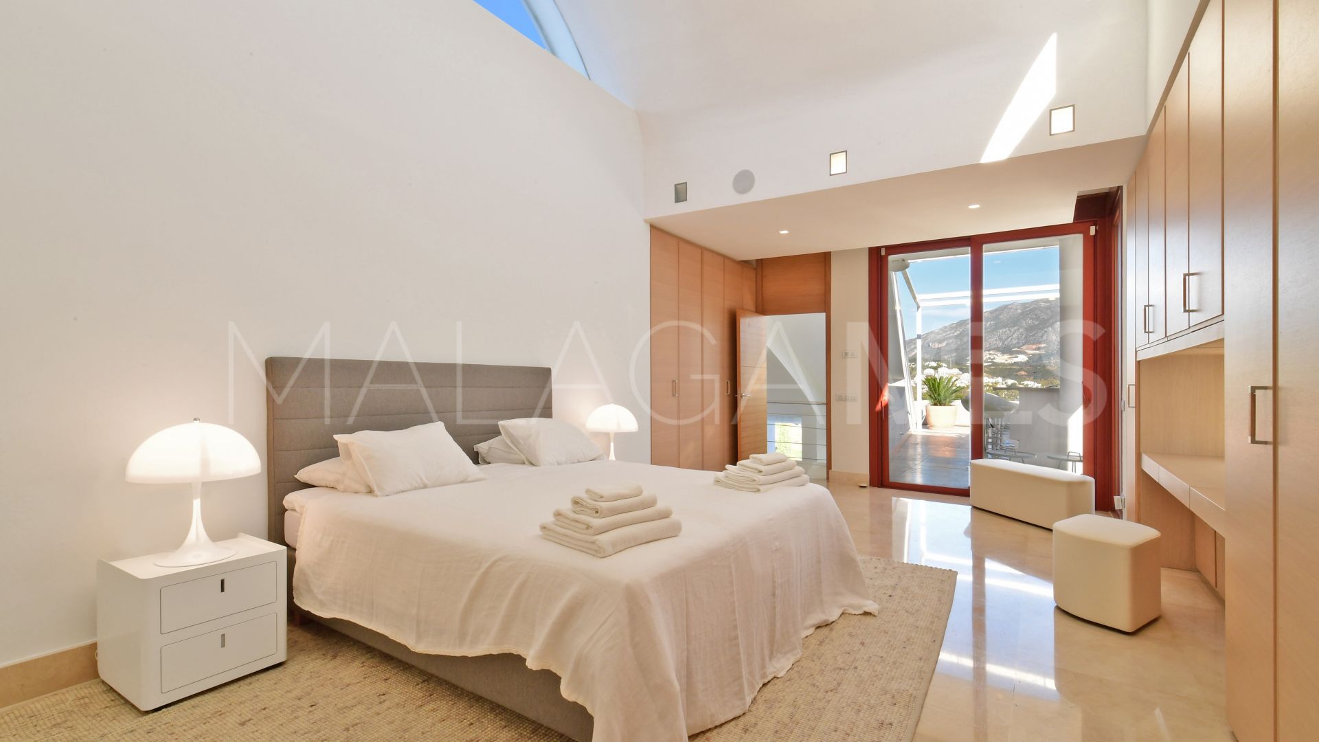 Villa de 7 bedrooms for sale in Nueva Andalucia