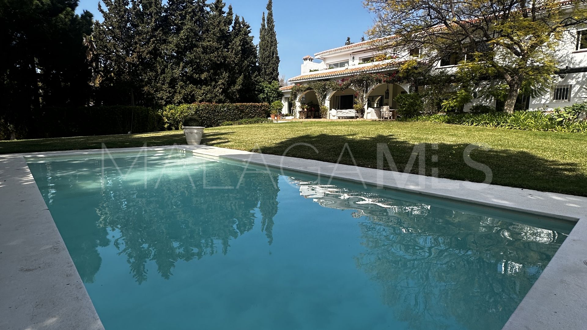 Villa for sale in Calahonda with 8 bedrooms