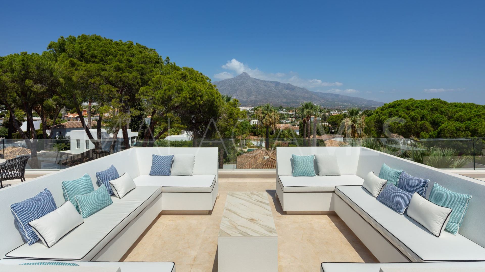 Villa for sale in Nueva Andalucia