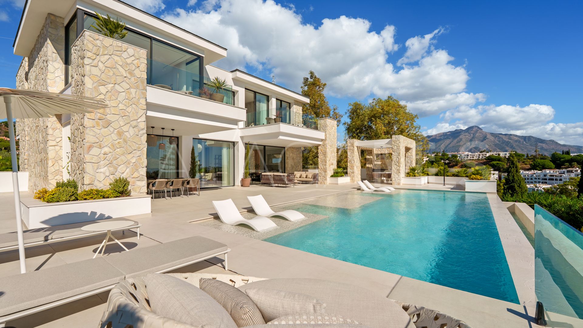 Villa for sale in Benahavis