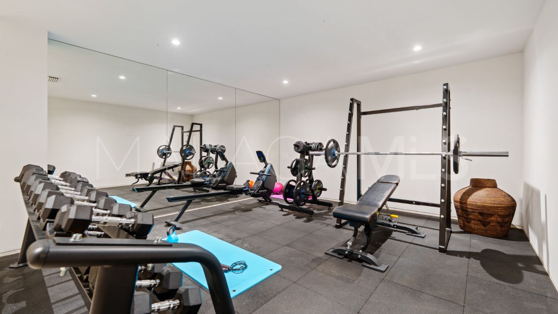 For sale Los Olivos villa with 6 bedrooms