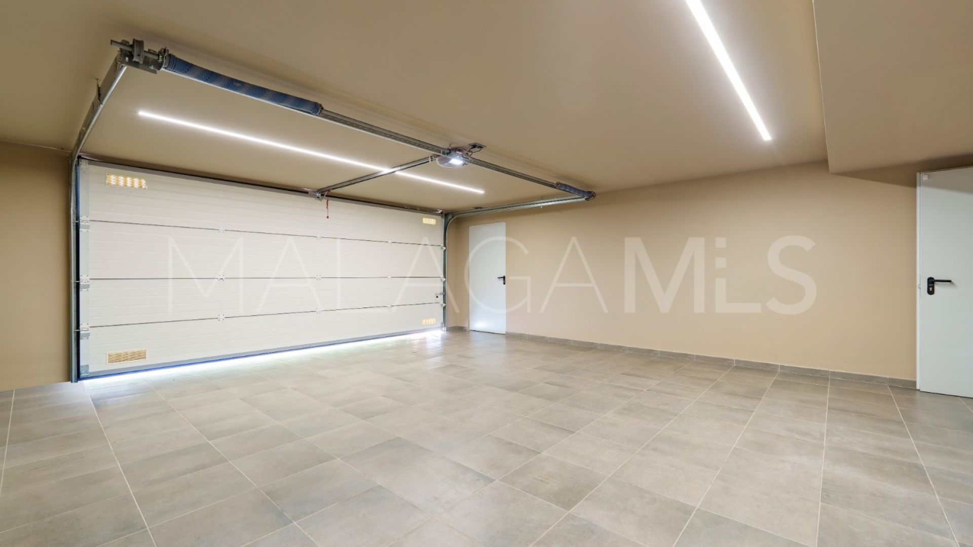 For sale Los Olivos villa with 6 bedrooms