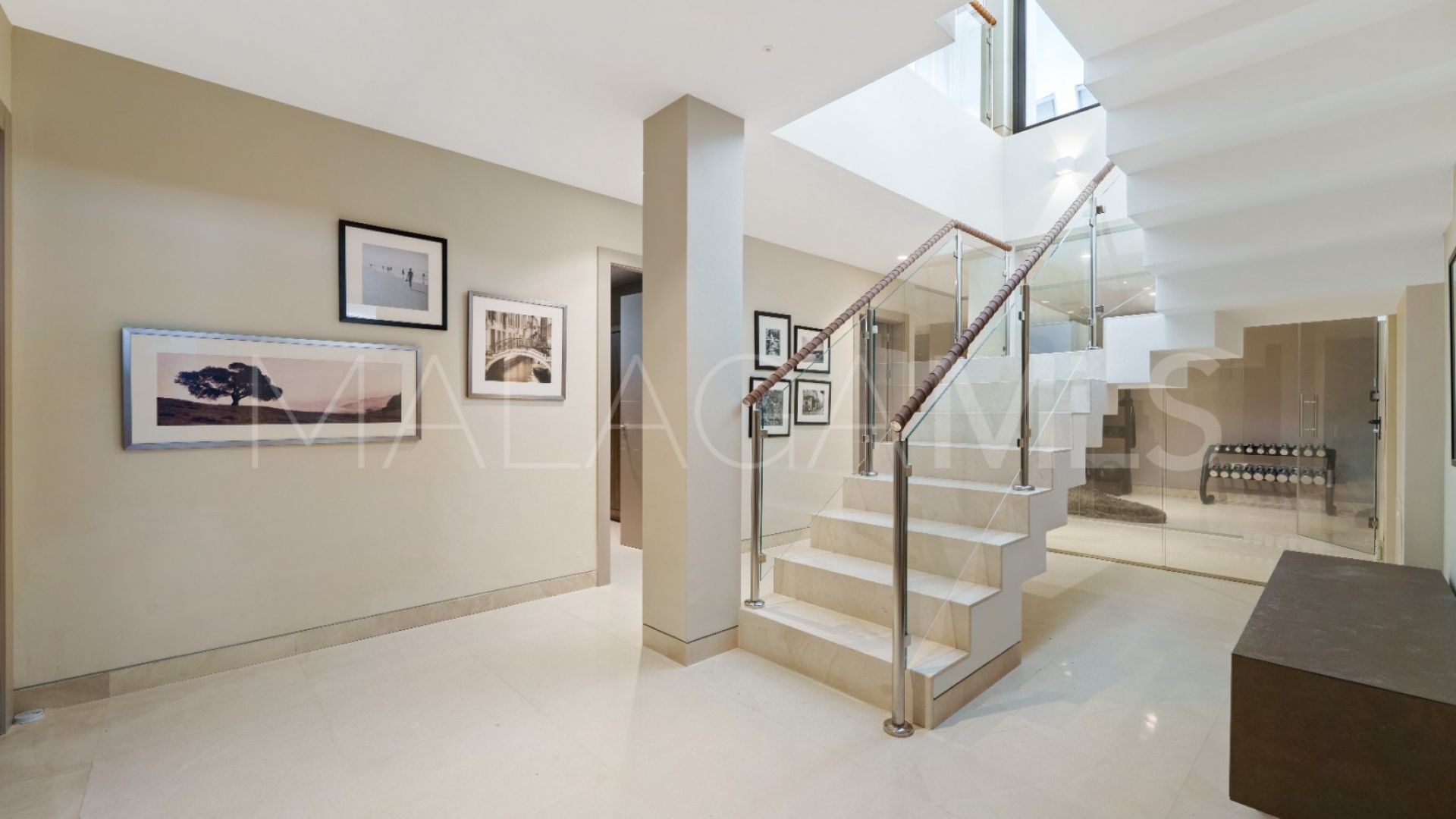 Villa for sale in Nueva Andalucia