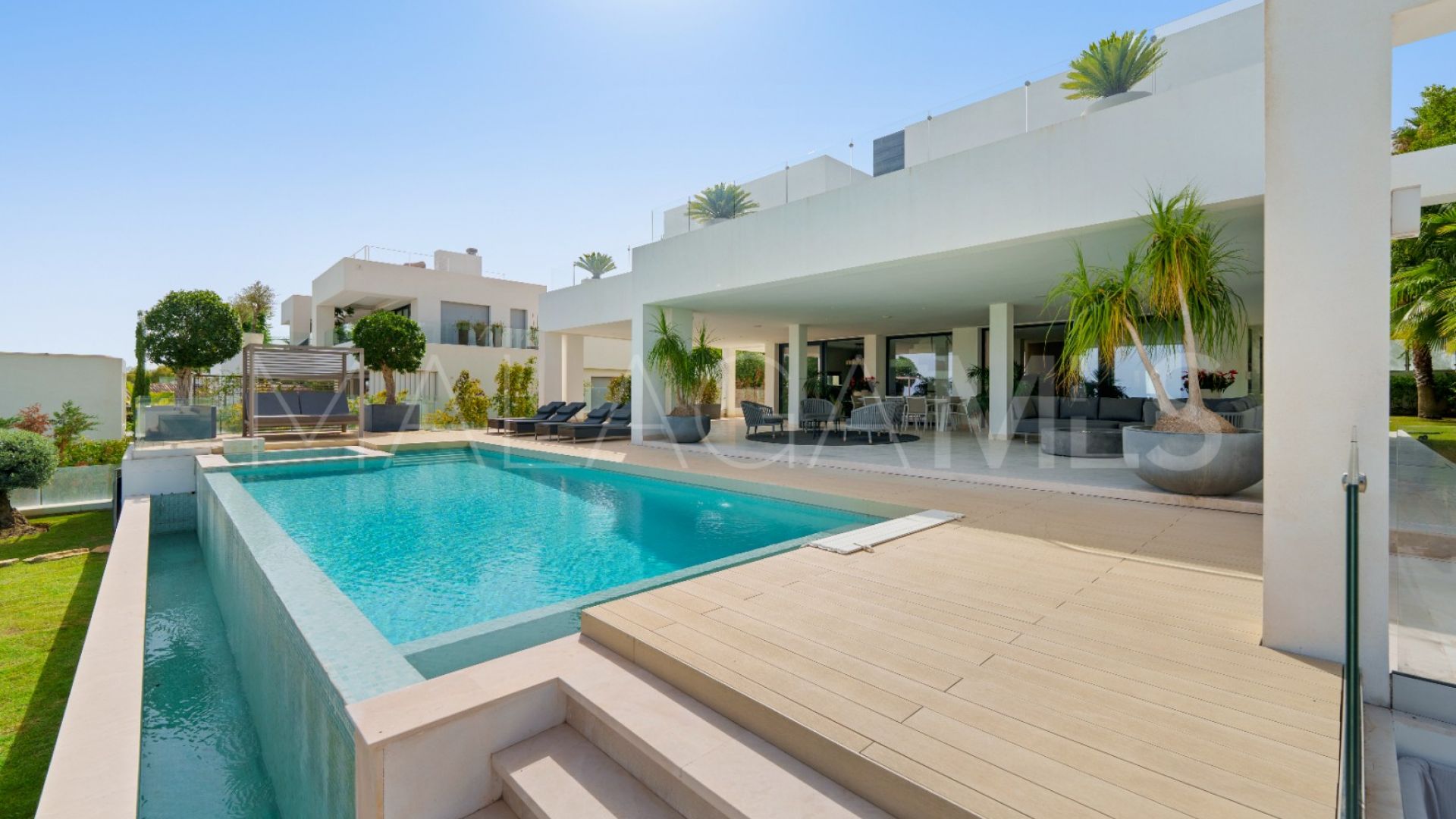 Villa for sale in Nueva Andalucia