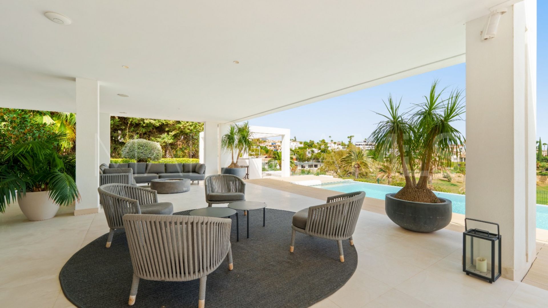 Villa for sale in Nueva Andalucia